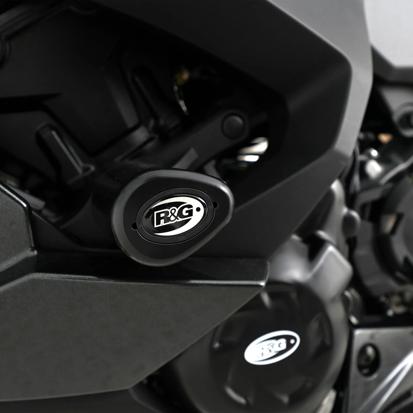 R&G Краш тапи Aero за Kawasaki Z1000SX (2017–2019), Ninja 1000SX (2020–2024), Ninja 1100SX (2025+)