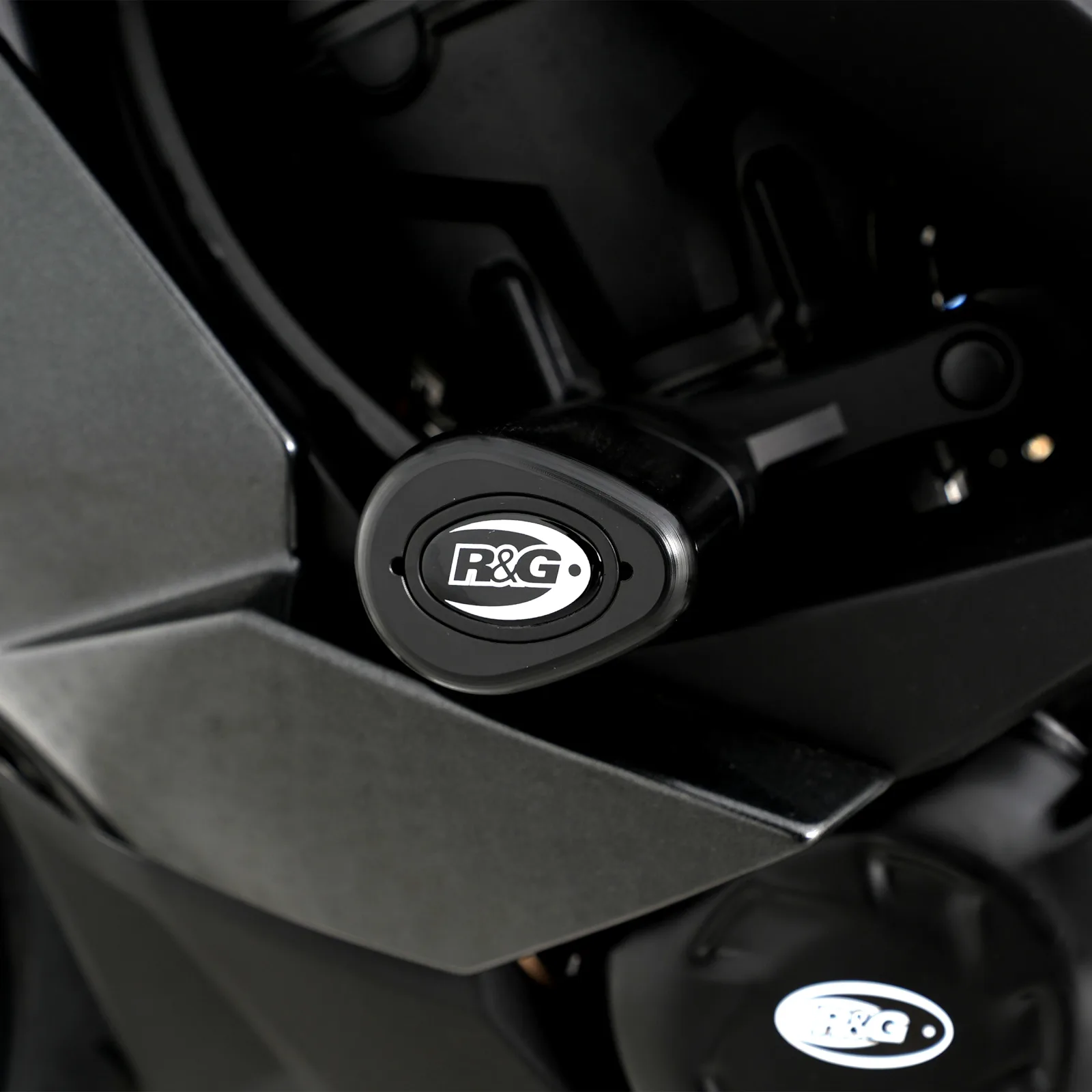 R&G Краш тапи Aero за Kawasaki Z1000SX (2017–2019), Ninja 1000SX (2020–2024), Ninja 1100SX (2025+)