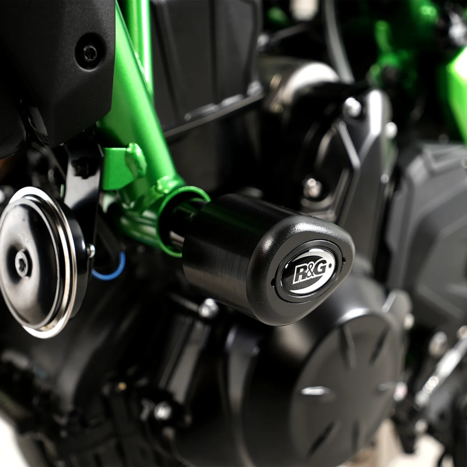 R&G Краш тапи Aero за Kawasaki Z650 (2017+), Ninja 650 (2017–2024, 2026+), Z650RS (2021+), Z650 S (2026+)