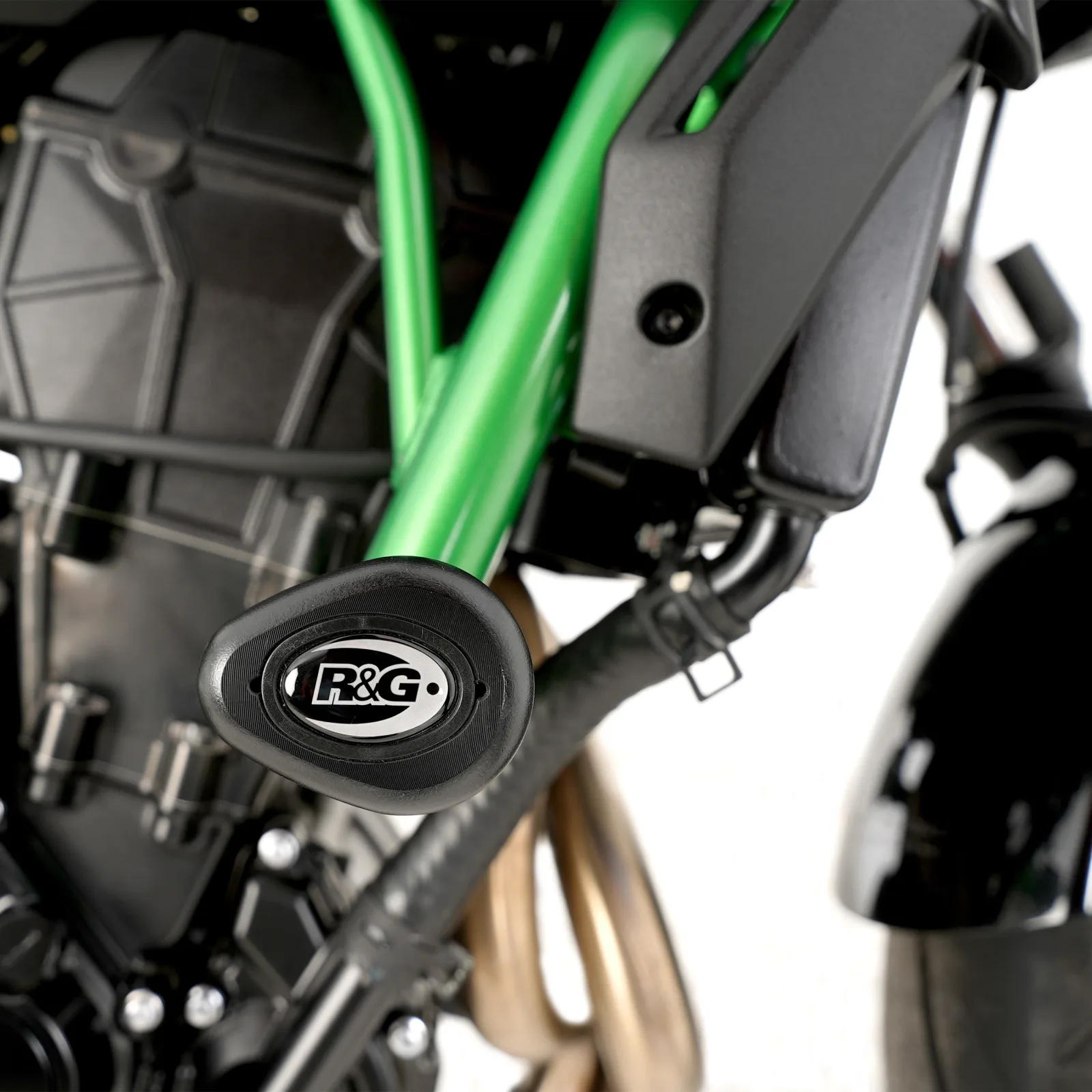 R&G Краш тапи Aero за Kawasaki Z650 (2017+), Ninja 650 (2017–2024, 2026+), Z650RS (2021+), Z650 S (2026+)