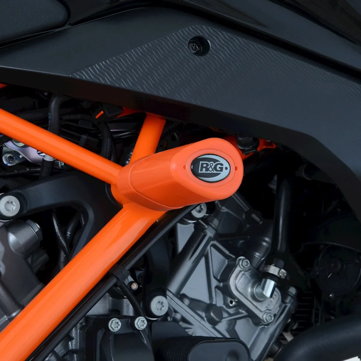 R&G Краш тапи Aero за KTM 125 Duke (2011–2023), 200 Duke (2012–2022), 390 Duke (2013–2023)