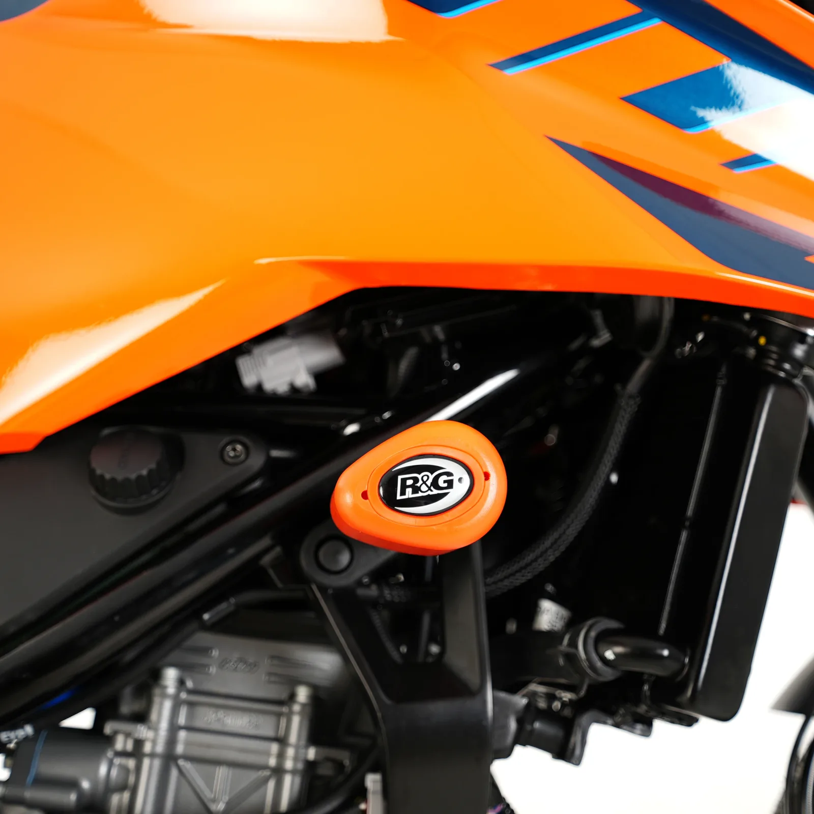 R&G Краш тапи Aero за KTM 125 Duke (2024+), 250 Duke (2024+), 390 Duke (2024+)