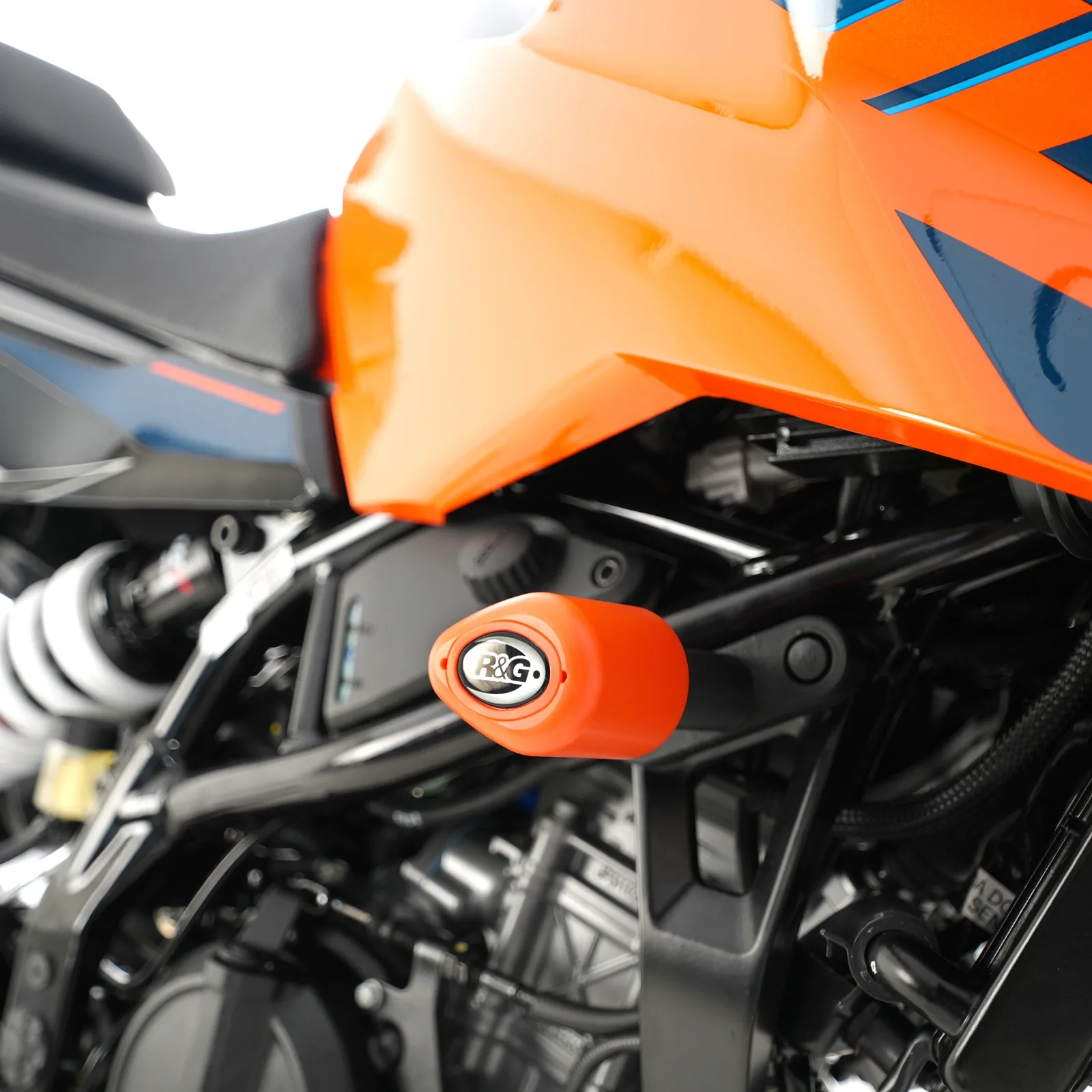 R&G Краш тапи Aero за KTM 125 Duke (2024+), 250 Duke (2024+), 390 Duke (2024+)