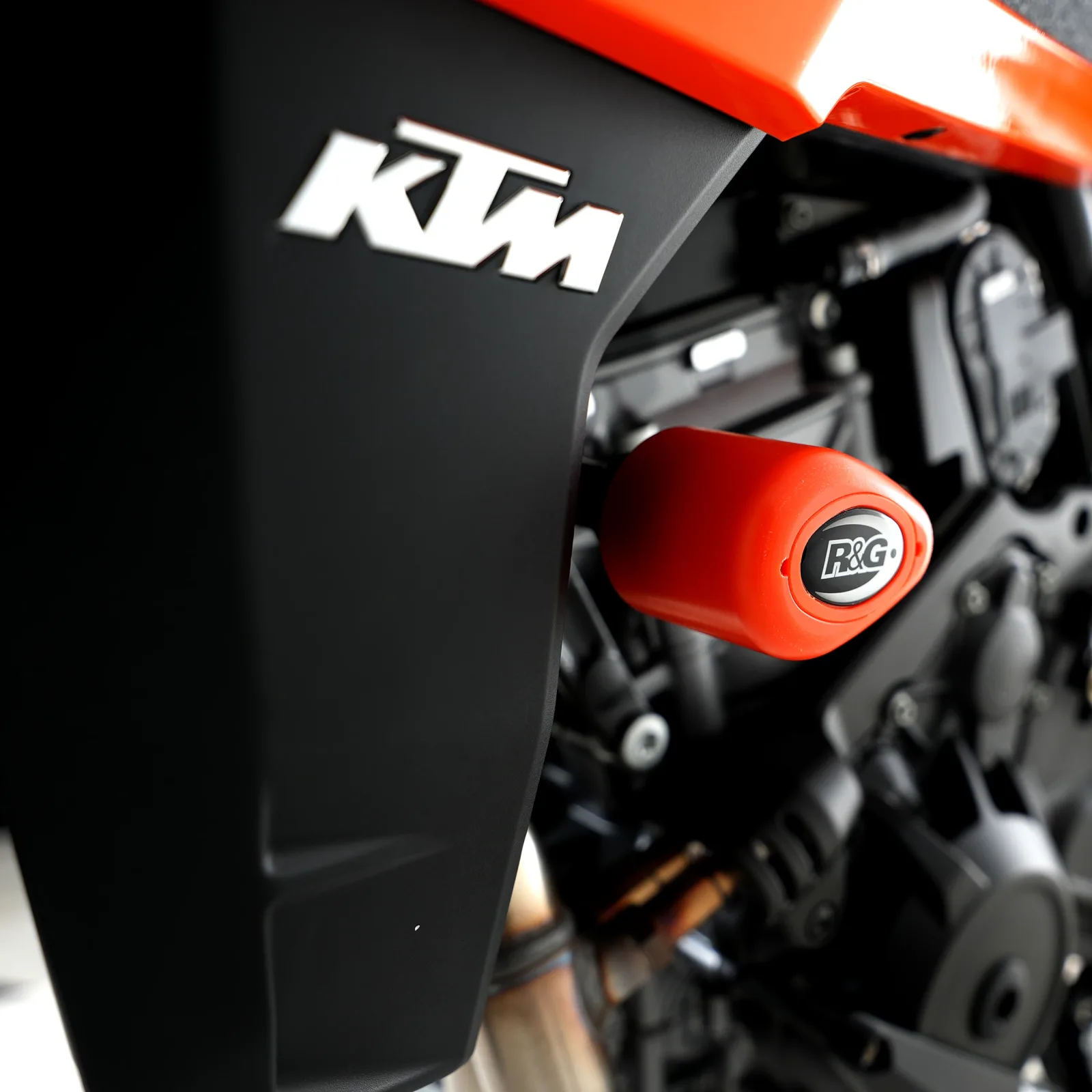 R&G Краш тапи Aero за KTM 790 Duke (2018–2025), 890 Duke R (2020–2024), 990 Duke (2024) (CP0502OR)