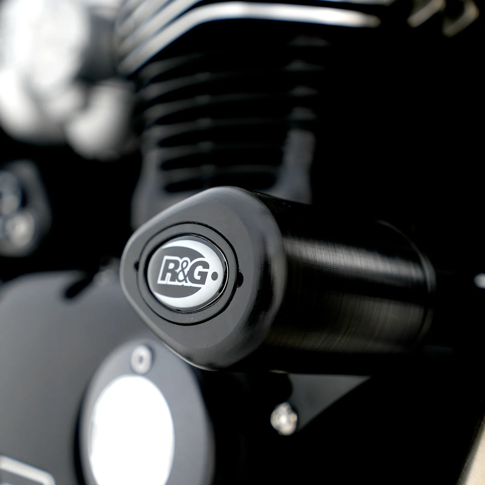 R&G Краш тапи Aero за Triumph Bonneville Bobber 1200 (2017–2025)