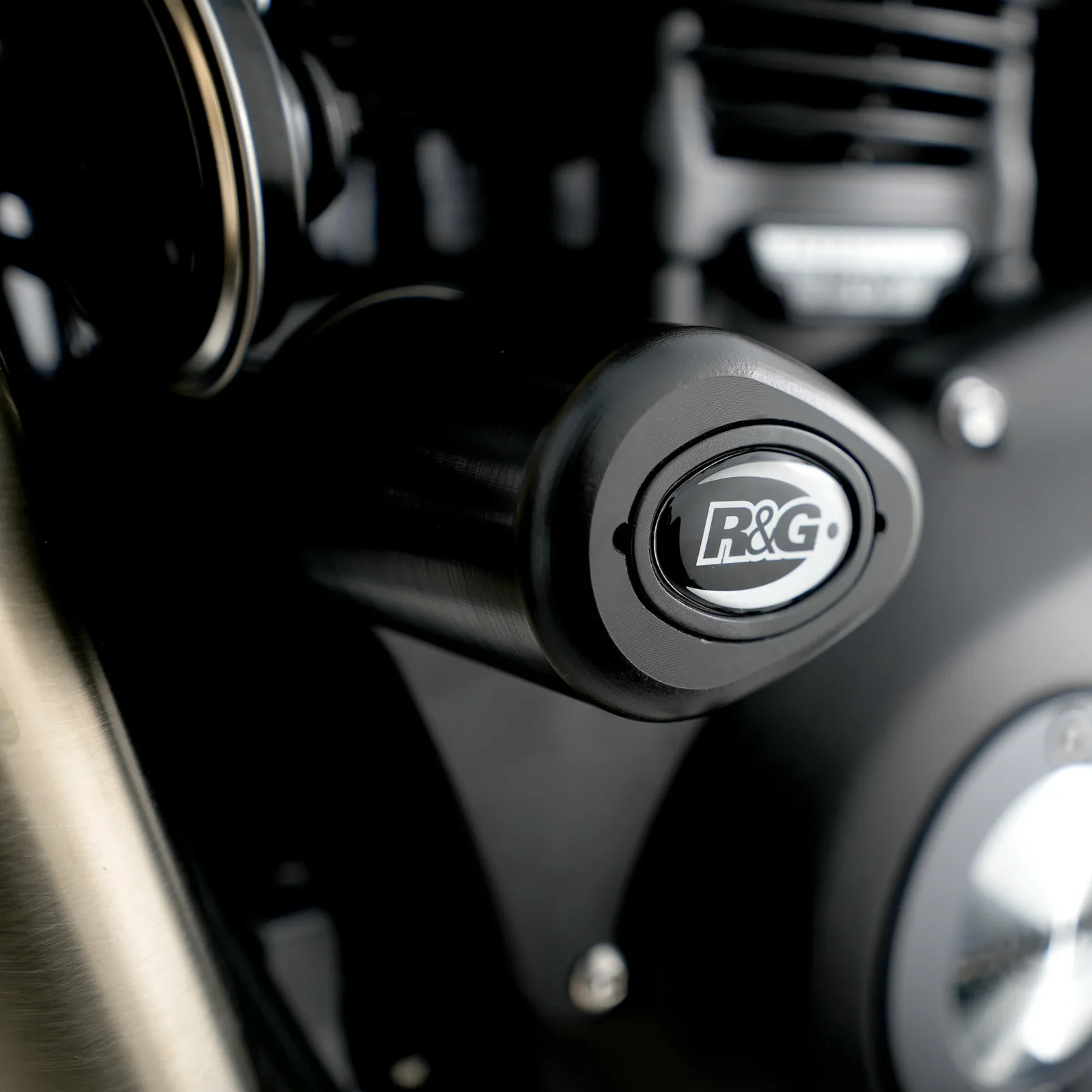 R&G Краш тапи Aero за Triumph Bonneville Bobber 1200 (2017–2025)
