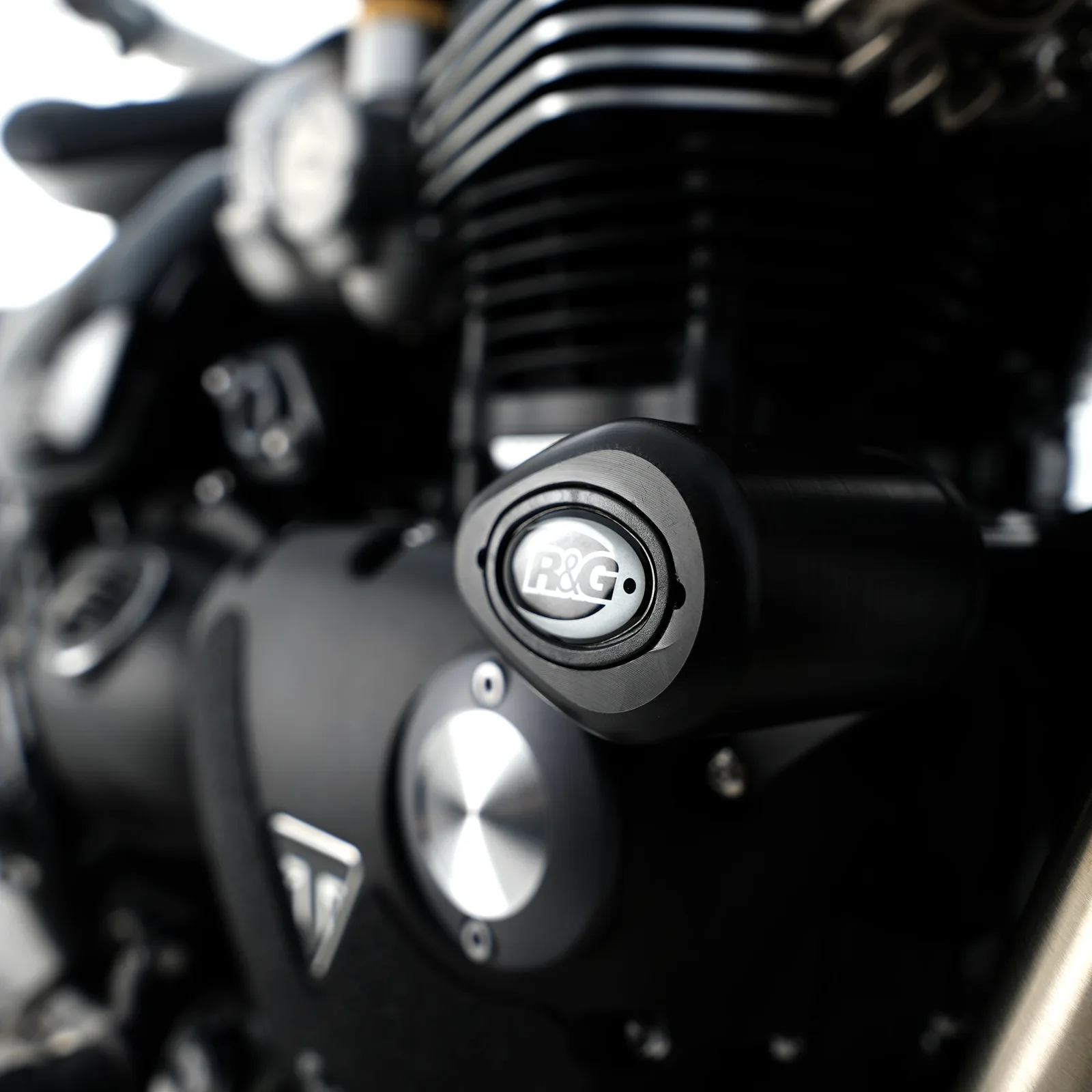 R&G Краш тапи Aero за Triumph Bonneville Bobber 1200 (2017–2025)