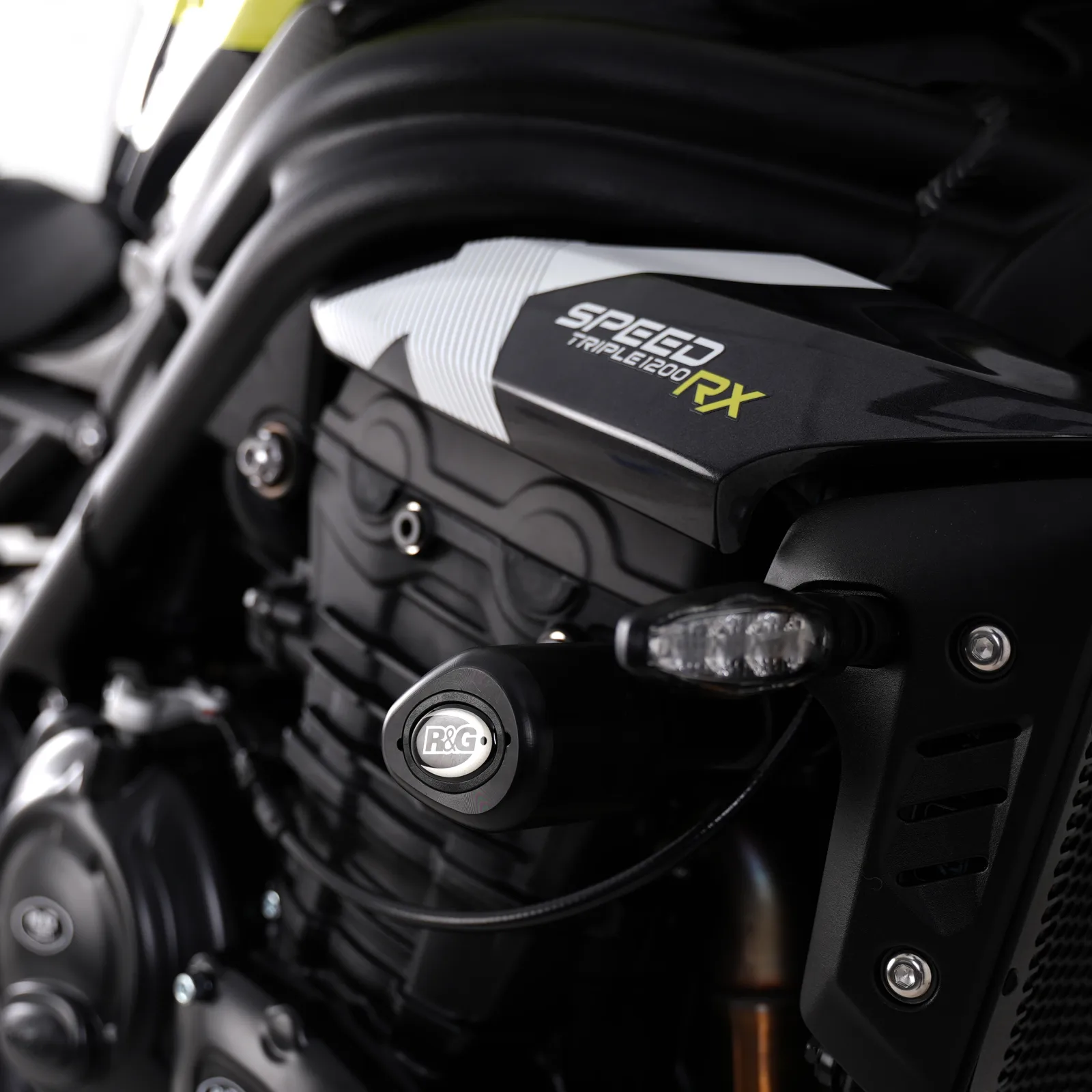 R&G Краш тапи Aero за Triumph Speed Triple 1200 RS (2021+), Speed Triple 1200 RR (2022+) и др.