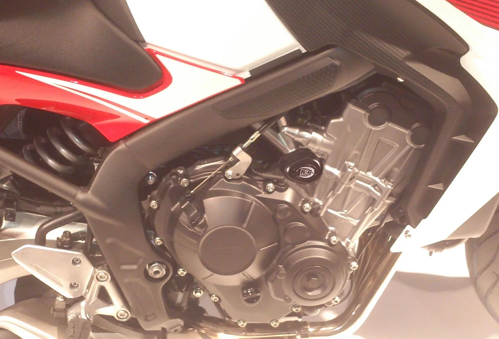 R&G Краш тапи без пробиване Aero за Honda CB 650F (2014–2019), CBR 650F (2014–2018), CBR 650R (2019+)