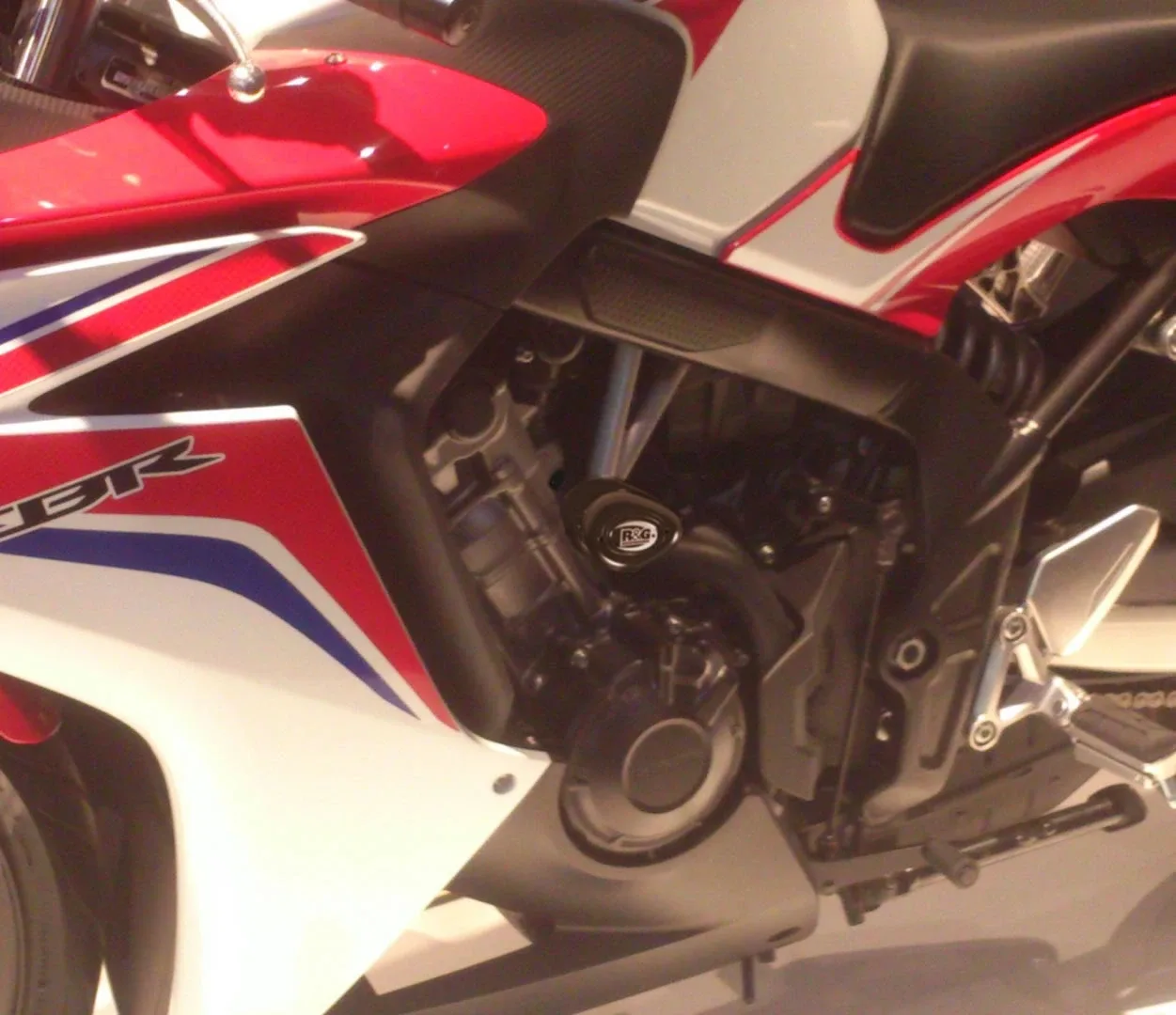 R&G Краш тапи без пробиване Aero за Honda CB 650F (2014–2019), CBR 650F (2014–2018), CBR 650R (2019+)