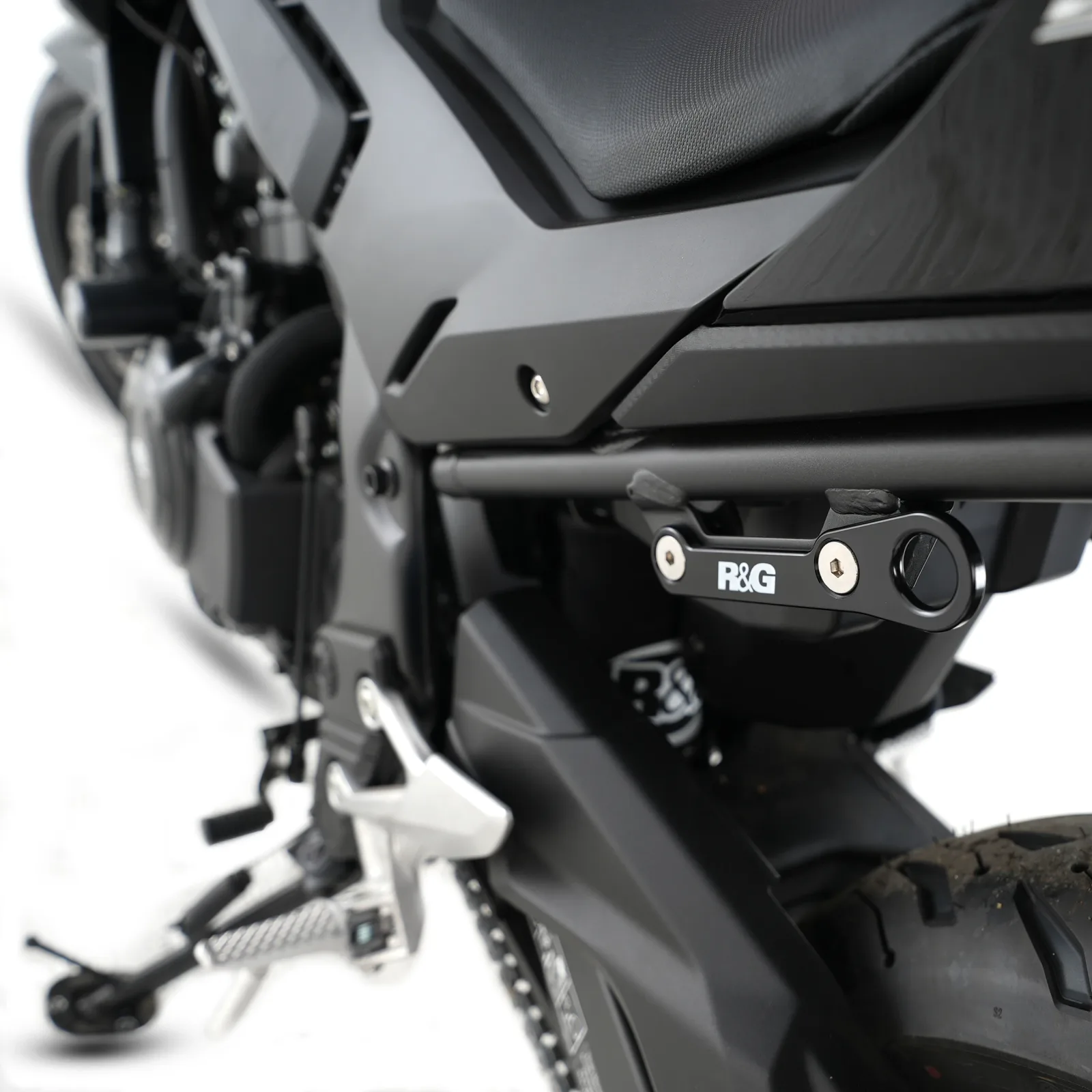 R&G Куки за багаж за Honda CBR 500R (2016+), CB 500F (2019–2023), CB 500X (2019–2021), Yamaha MT-125 (2020+) и др.