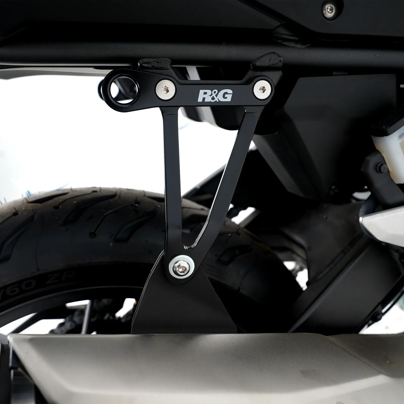R&G Куки за багаж за Honda CBR 500R (2016+), CB 500F (2019–2023), CB 500X (2019–2021), Yamaha MT-125 (2020+) и др.