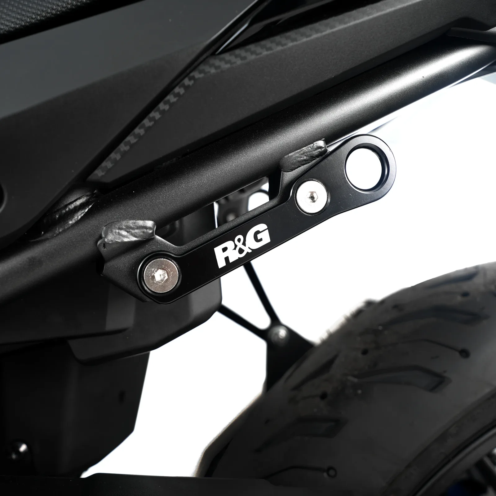 R&G Куки за багаж за Honda CBR 500R (2016+), CB 500F (2019–2023), CB 500X (2019–2021), Yamaha MT-125 (2020+) и др.