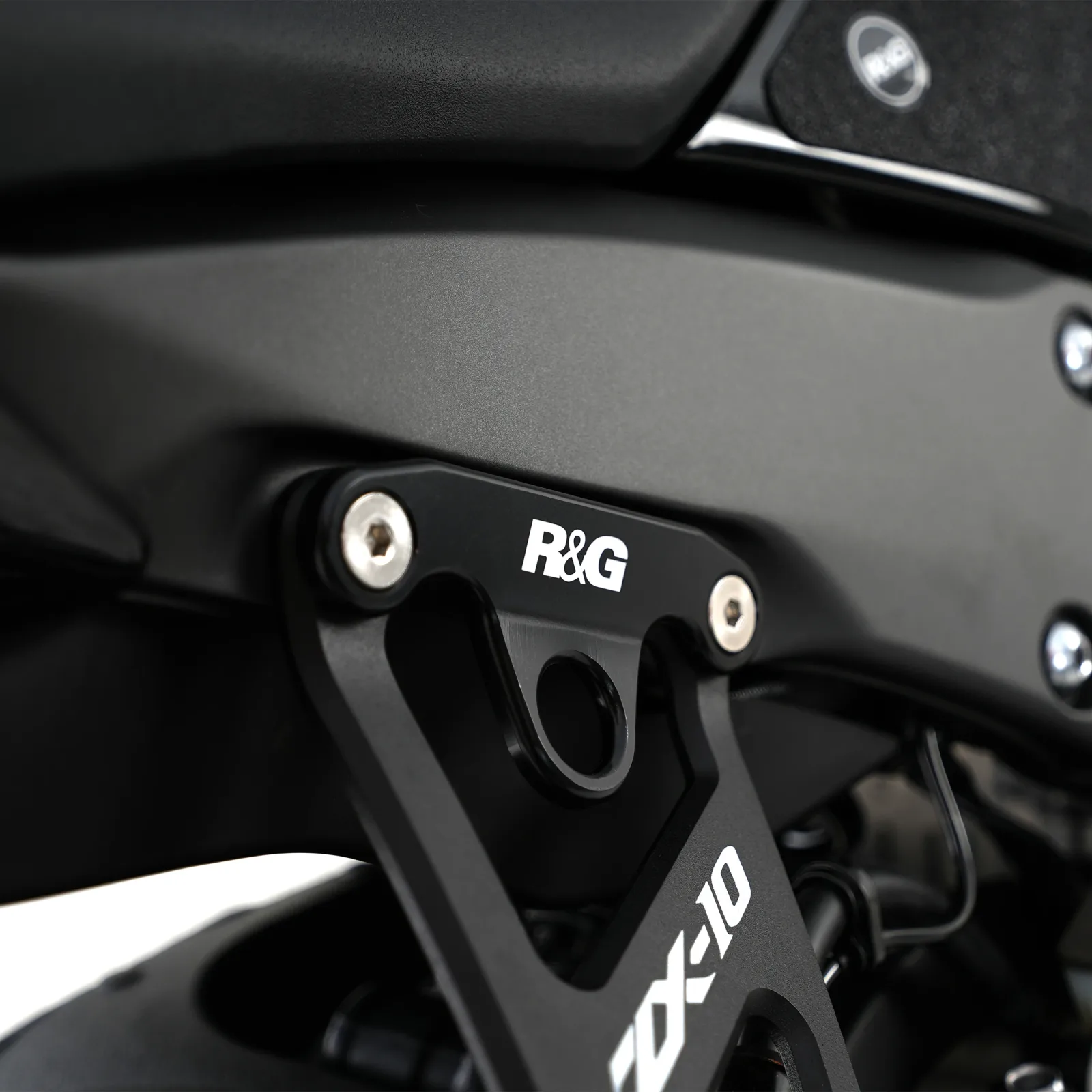 R&G Куки за багаж за Kawasaki ZX-10R (2011+), ZX-10RR (2021+)