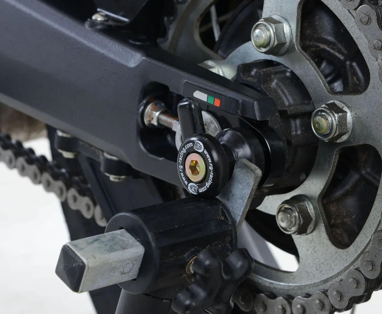 R&G Комплект ролки/адаптори за задна стойка (изнесени) за Honda CB 650F (2014–2019), CBR 650F (2014–2018), CRF 1000L Africa Twin (2016–2019) и др.
