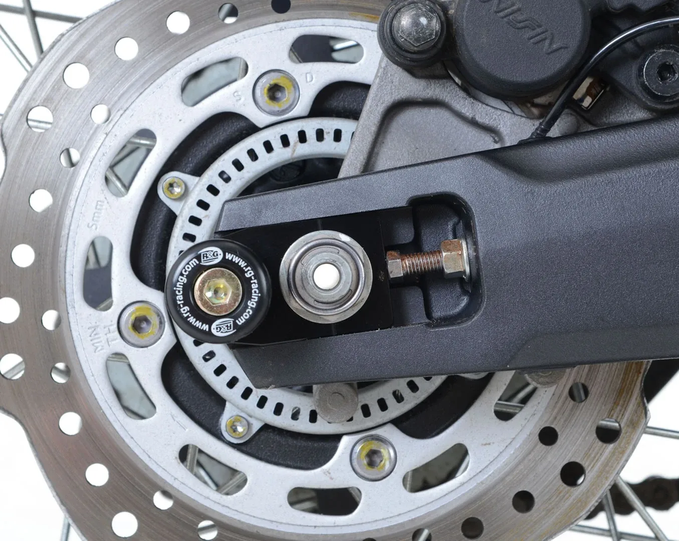 R&G Комплект ролки/адаптори за задна стойка (изнесени) за Honda CB 650F (2014–2019), CBR 650F (2014–2018), CRF 1000L Africa Twin (2016–2019) и др.