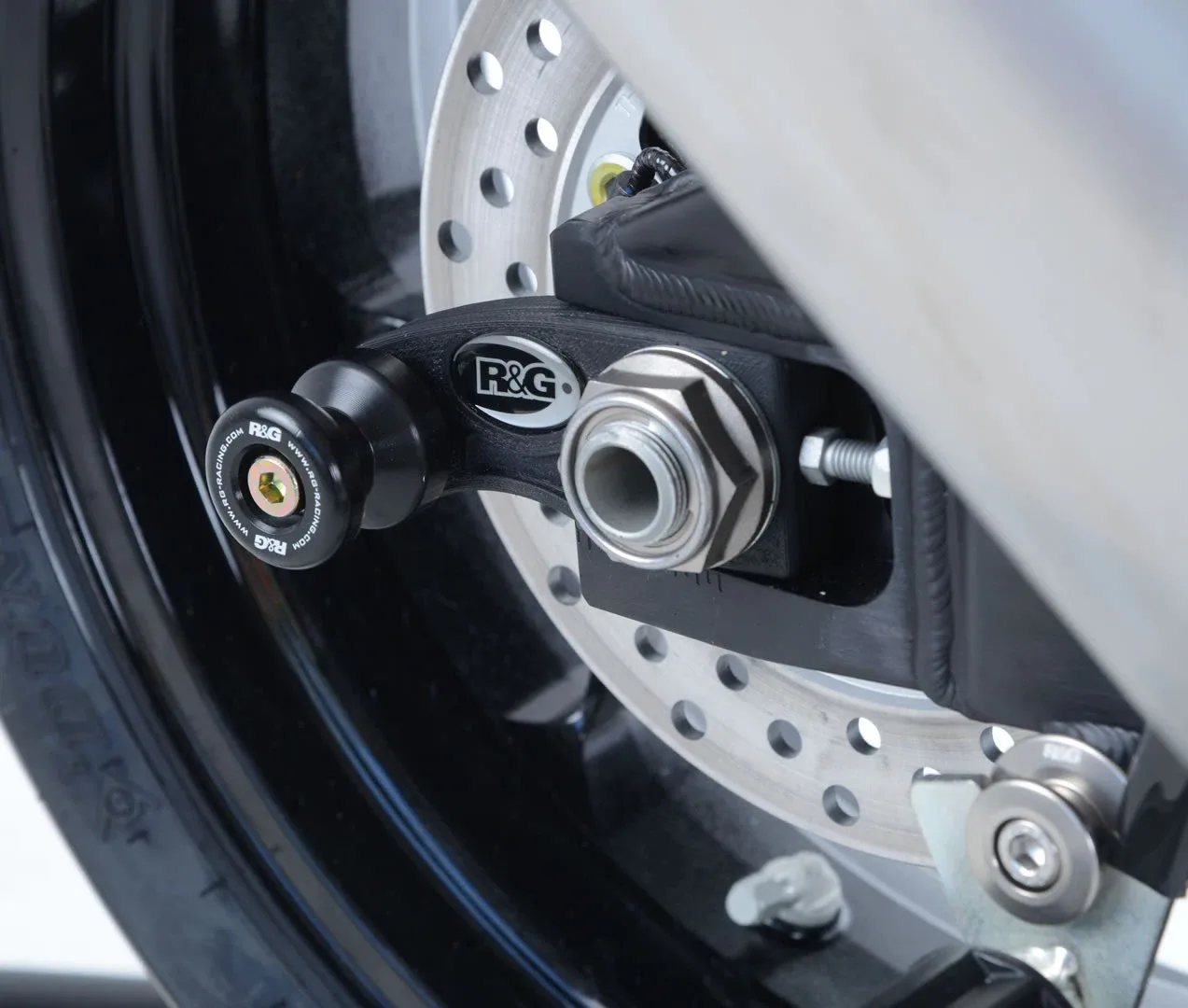 R&G Комплект ролки/адаптори за задна стойка (изнесени) за Honda CBR 1000RR (2017–2019), CBR 1000RR SP (2017–2019), CBR 1000RR-R (2020+) и др.