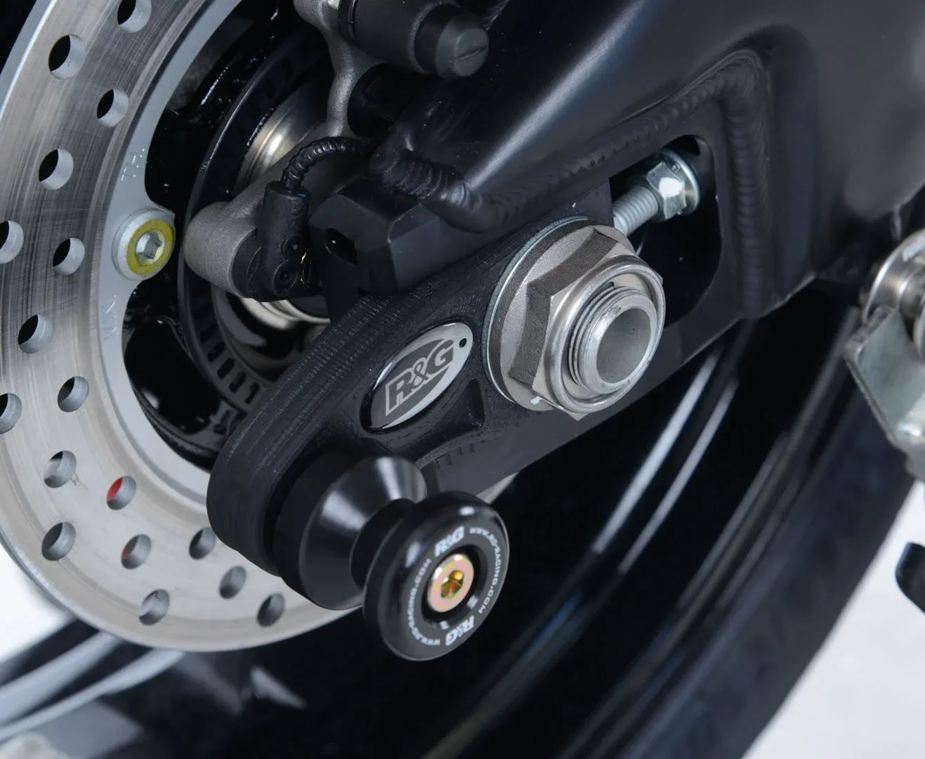 R&G Комплект ролки/адаптори за задна стойка (изнесени) за Honda CBR 1000RR (2017–2019), CBR 1000RR SP (2017–2019), CBR 1000RR-R (2020+) и др.