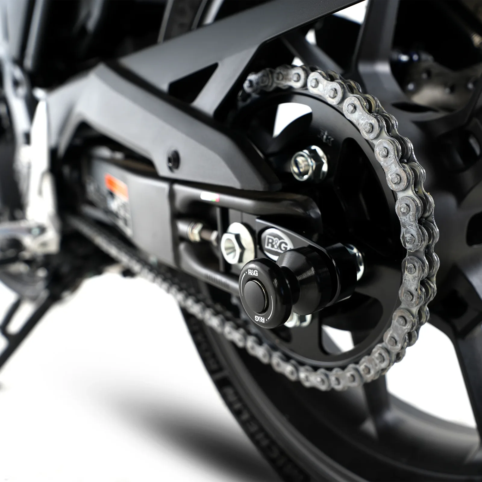 R&G Комплект ролки/адаптори за задна стойка (изнесени) за Honda CBR 500R (2019+), CB 500F (2019–2023), CB 500X (2019–2021), CB 750 Hornet (2023+) и др.