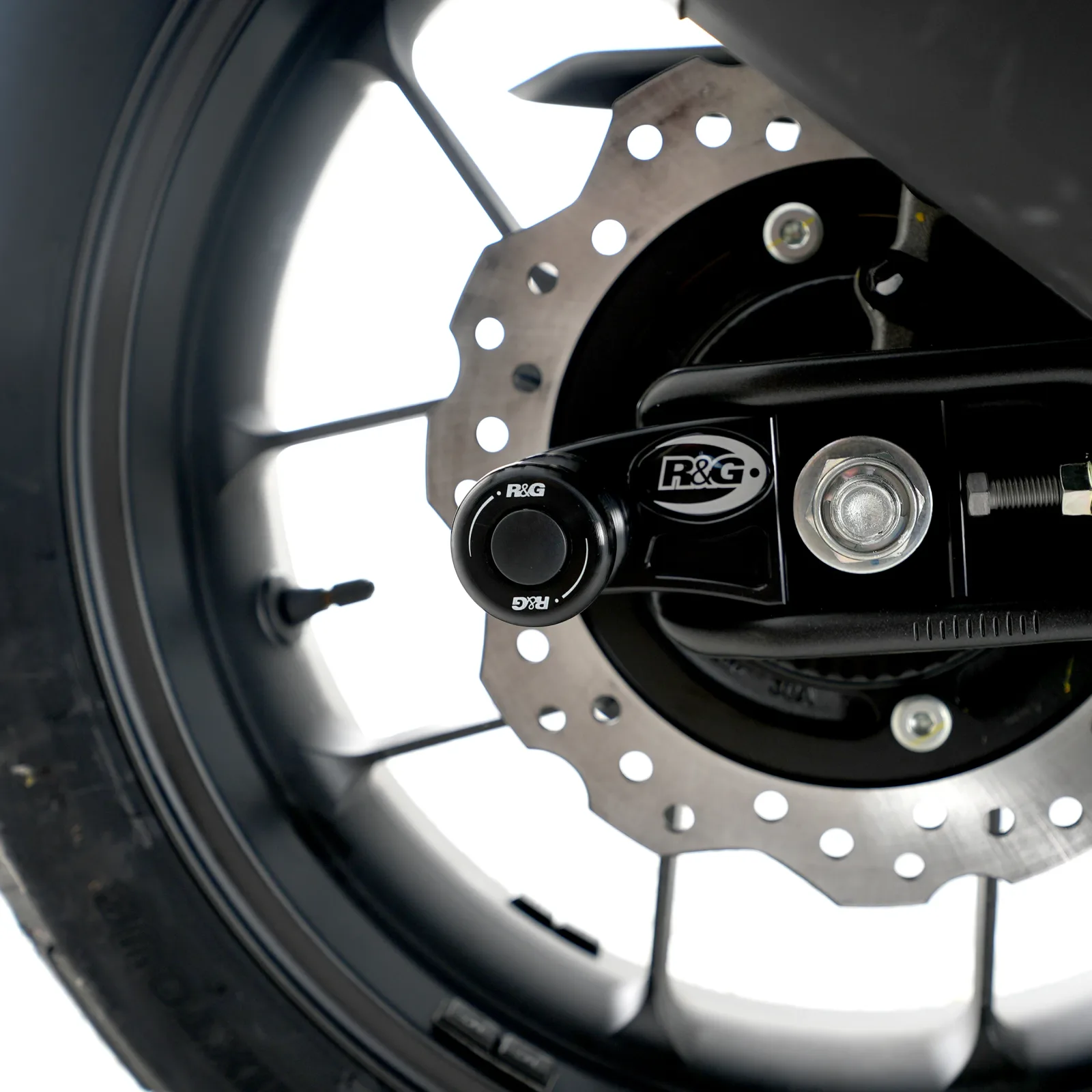 R&G Комплект ролки/адаптори за задна стойка (изнесени) за Honda CBR 500R (2019+), CB 500F (2019–2023), CB 500X (2019–2021), CB 750 Hornet (2023+) и др.