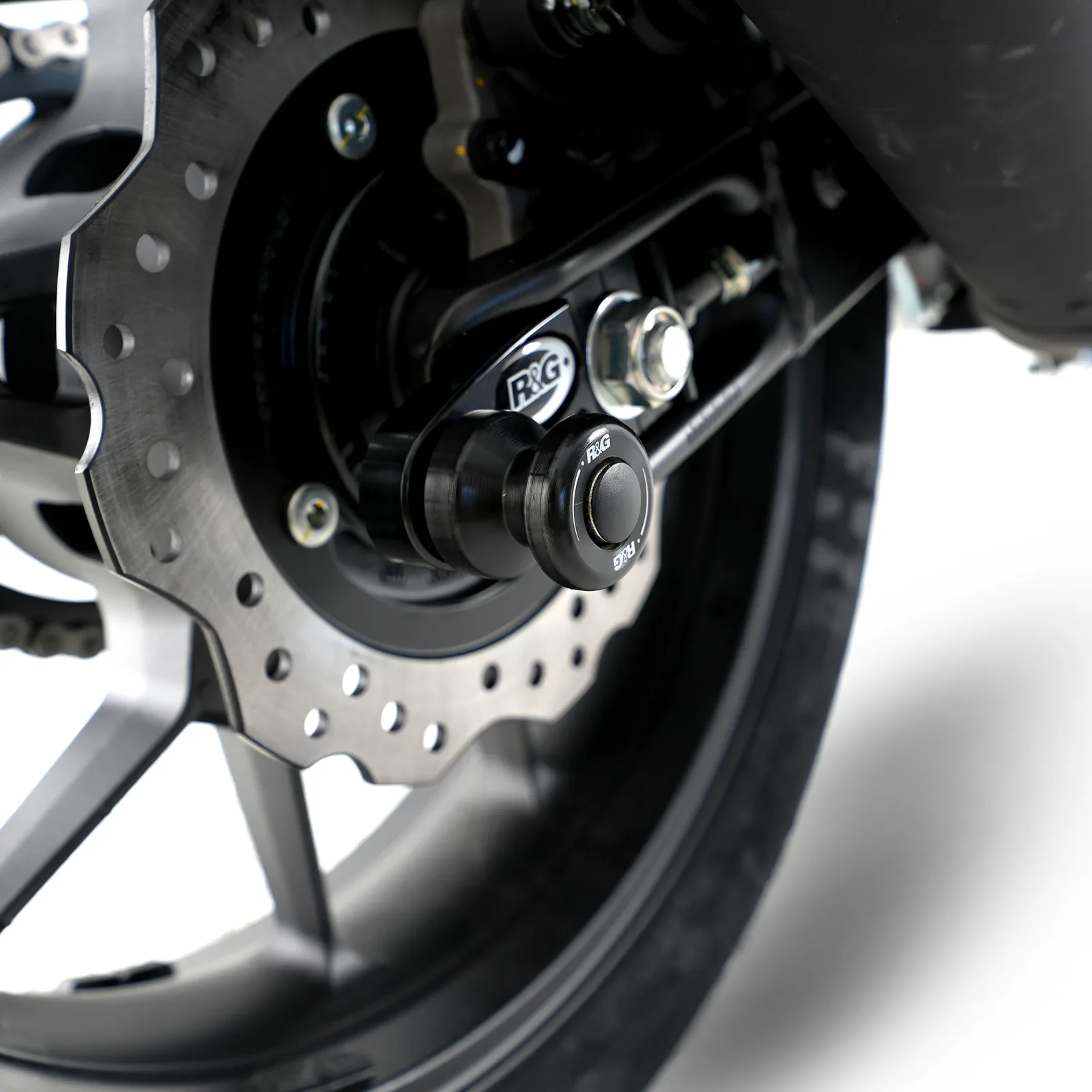 R&G Комплект ролки/адаптори за задна стойка (изнесени) за Honda CBR 500R (2019+), CB 500F (2019–2023), CB 500X (2019–2021), CB 750 Hornet (2023+) и др.