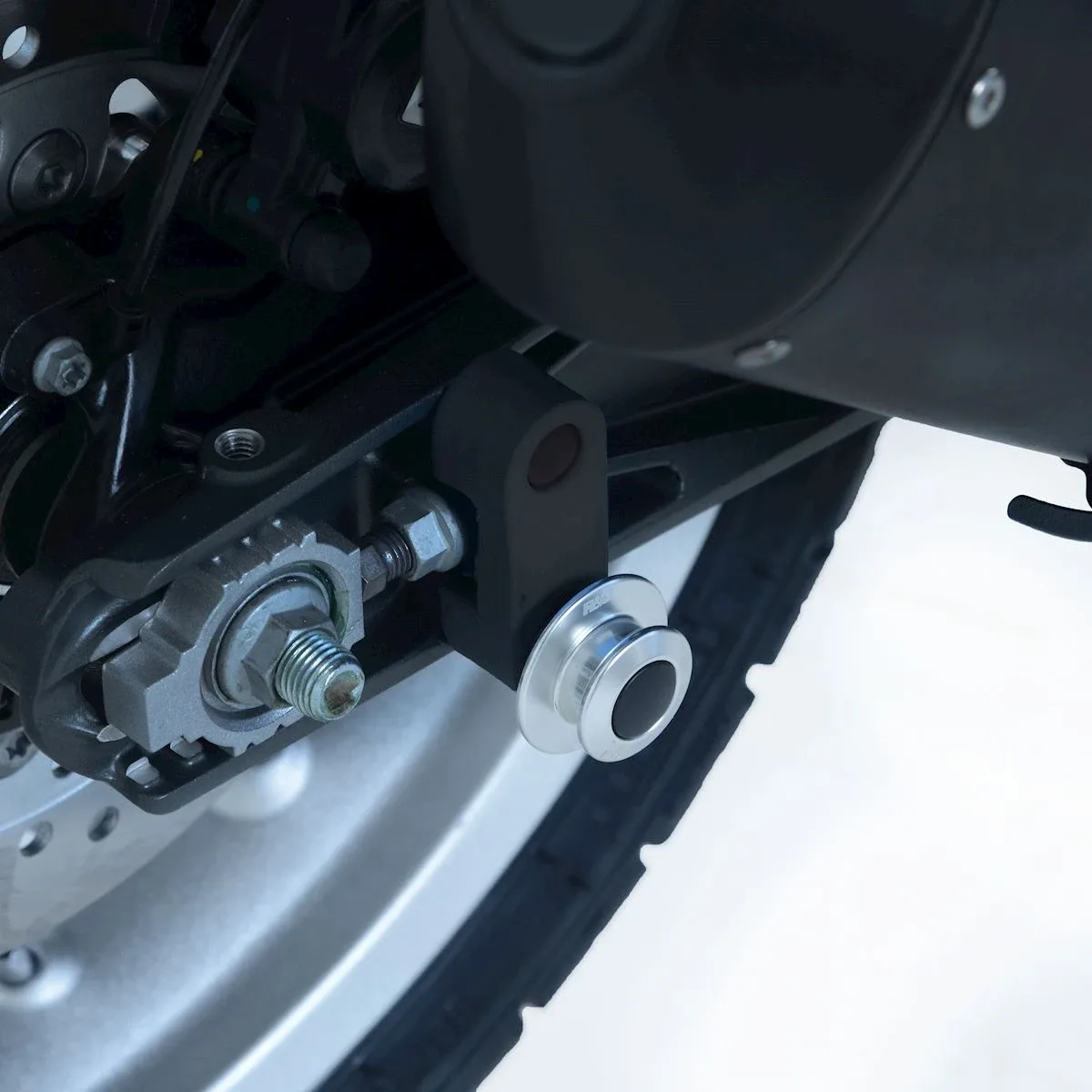 R&G Комплект ролки/адаптори за задна стойка (изнесени) за Husqvarna Svartpilen 401 (2018–2019), Vitpilen 401 (2018–2019) и др.