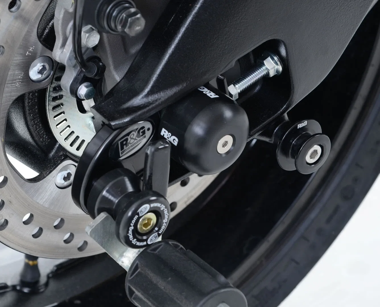R&G Комплект ролки/адаптори за задна стойка (изнесени) за Suzuki GSX-R 1000 (2007–2010, 2012–2017), GSX-S 1000 (2015+), GSX-S 1000F (2015–2020) и др.