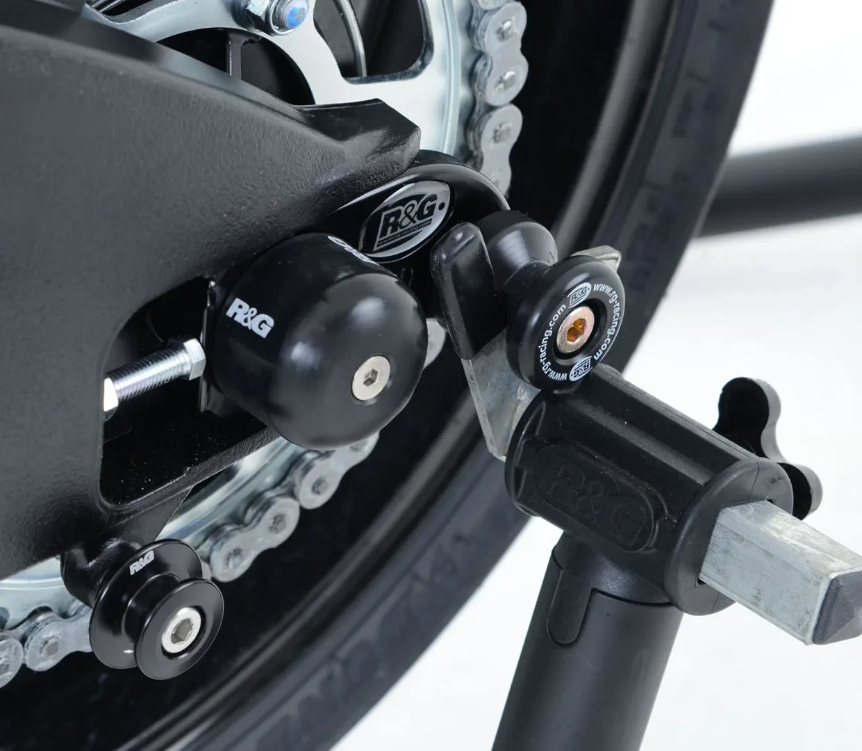 R&G Комплект ролки/адаптори за задна стойка (изнесени) за Suzuki GSX-R 1000 (2007–2010, 2012–2017), GSX-S 1000 (2015+), GSX-S 1000F (2015–2020) и др.