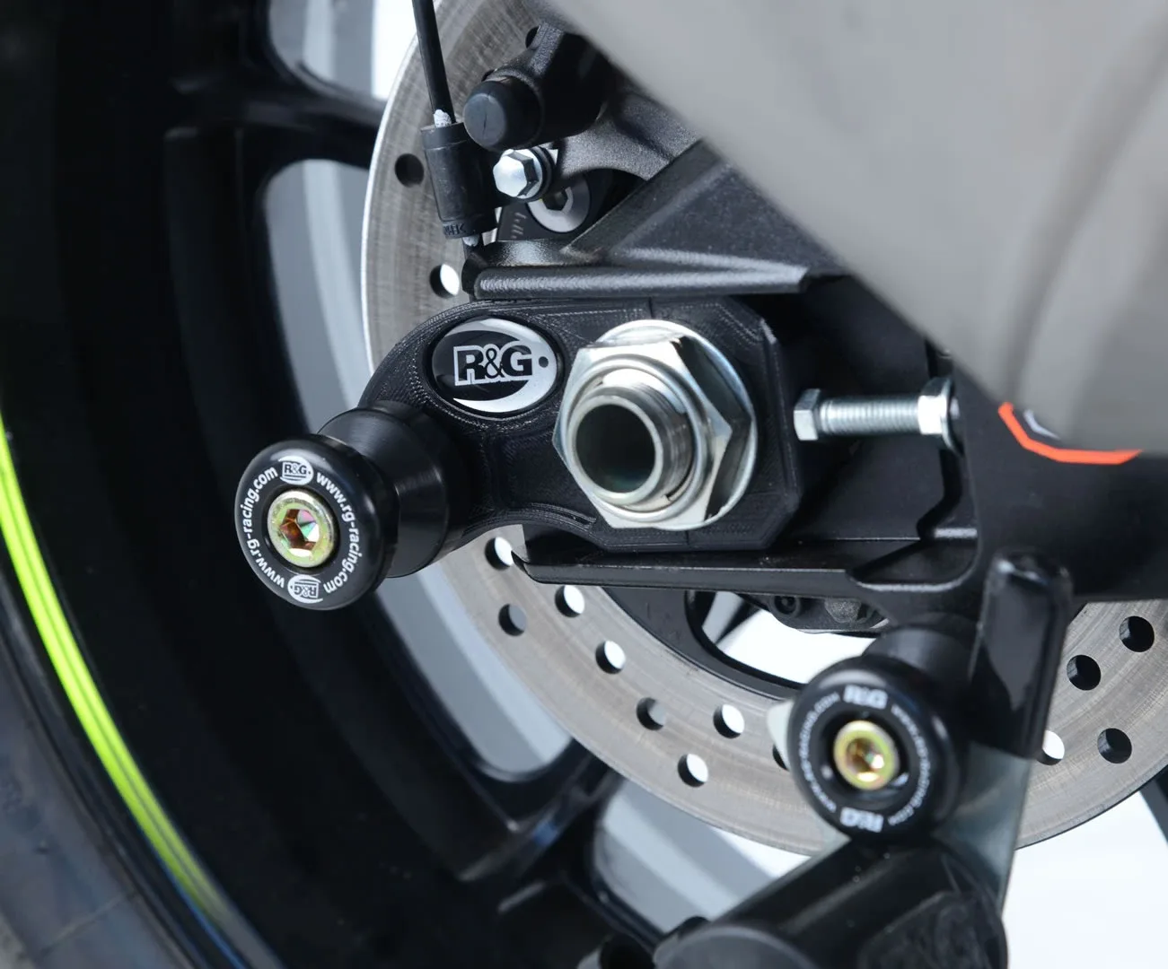 R&G Комплект ролки/адаптори за задна стойка (изнесени) за Suzuki GSX-R 1000 (2017–2024), GSX-R 1000R (2017+)