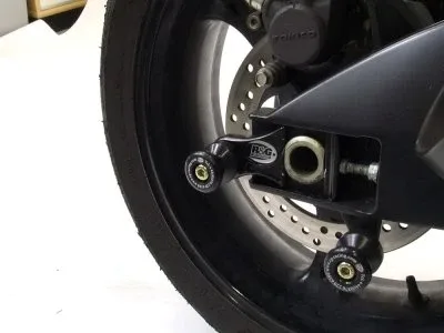 R&G Комплект ролки/адаптори за задна стойка (изнесени) за Suzuki GSX-R 600 (2006–2010), GSX-R 750 (2006–2010)