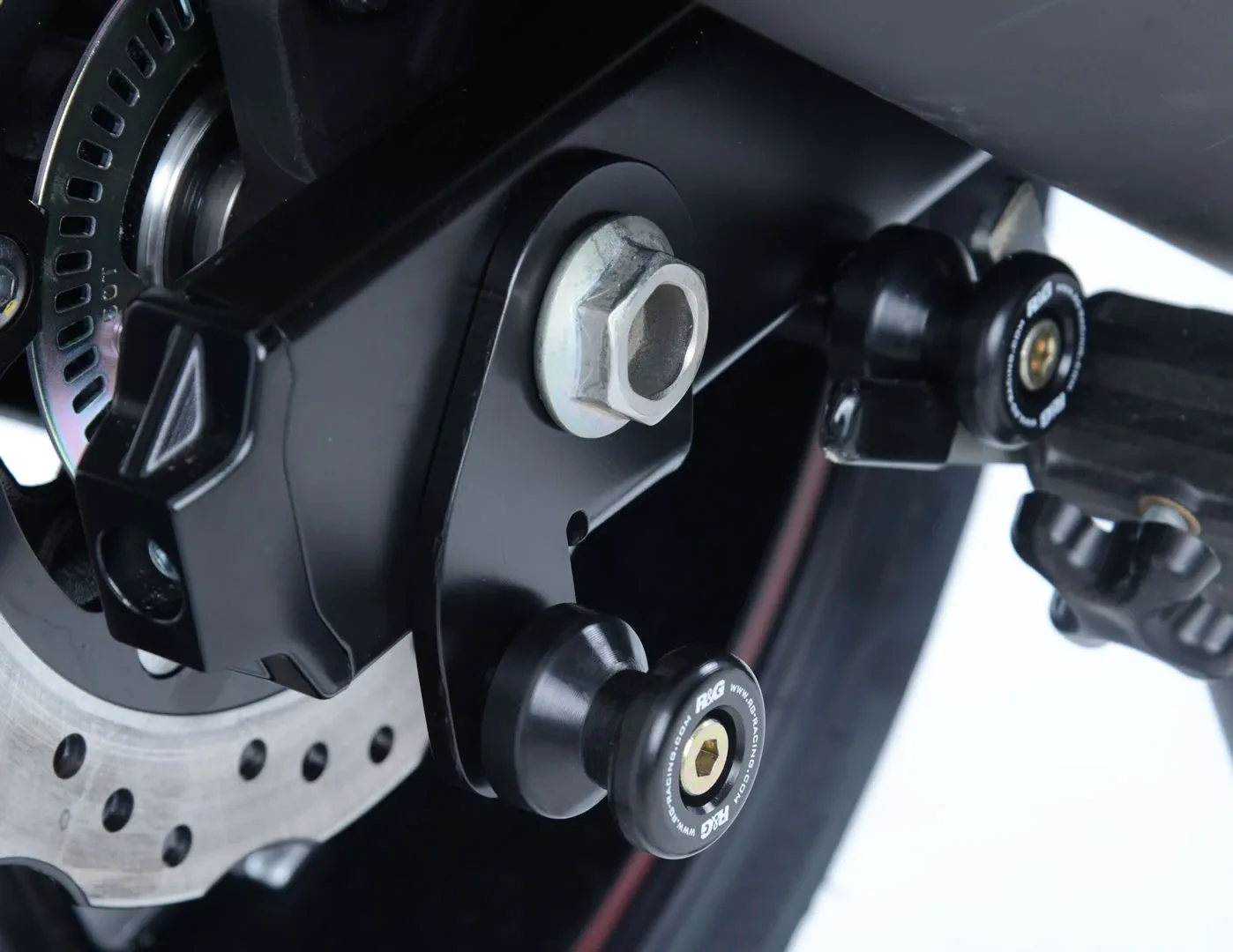 R&G Комплект ролки/адаптори за задна стойка (изнесени) за Suzuki GSX-S 750 (2017–2024)