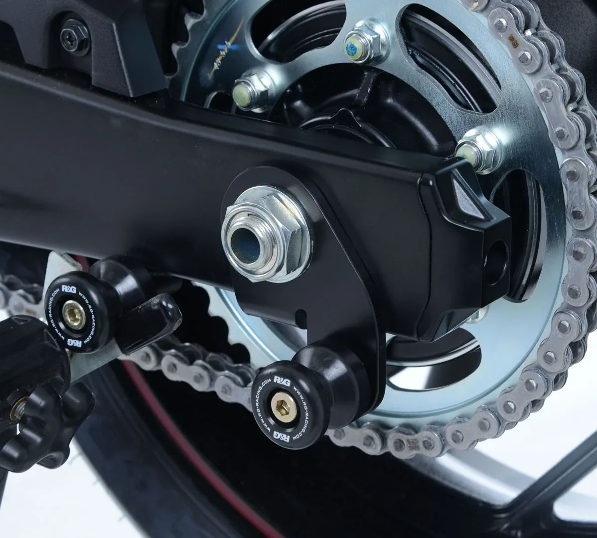 R&G Комплект ролки/адаптори за задна стойка (изнесени) за Suzuki GSX-S 750 (2017–2024)