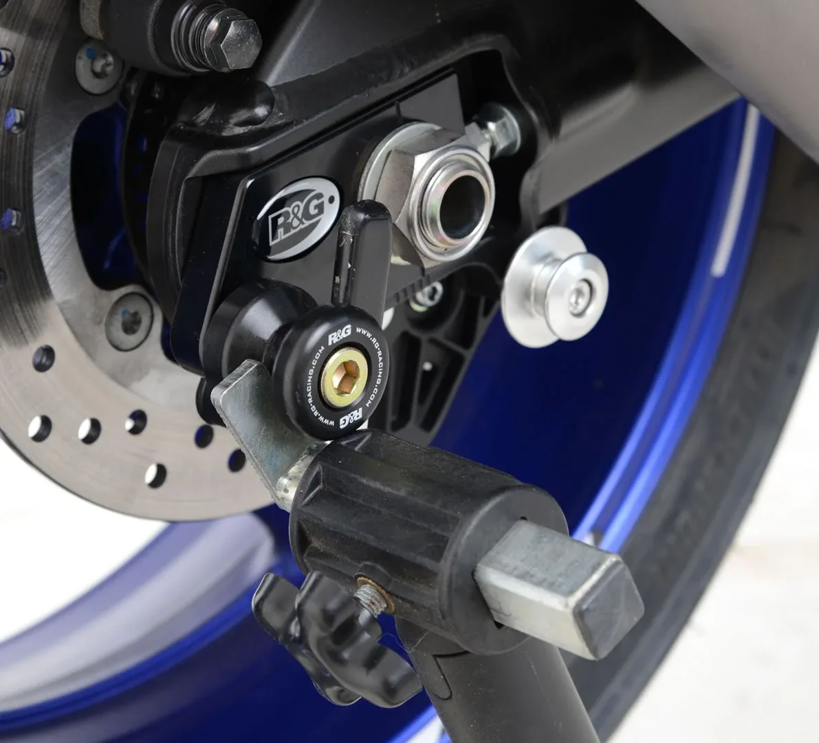 R&G Комплект ролки/адаптори за задна стойка (изнесени) за Yamaha YZF-R1 (2007+), YZF-R1M (2015+), MT-10 (2016+), TMAX 530 (2017) и др.