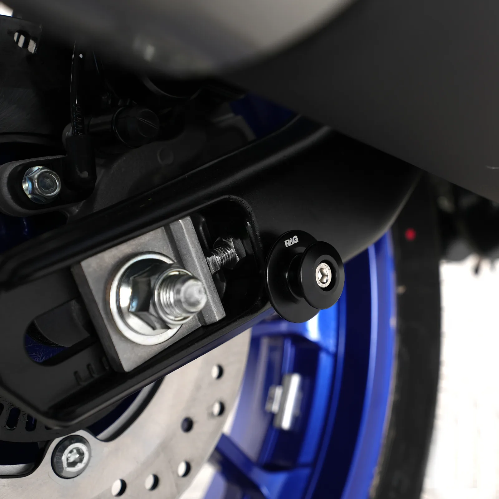 R&G Комплект ролки/адаптори за задна стойка M6 за Yamaha YZF-R125 (2019+), MT-125 (2020+), Ducati Monster 937 (2021–2025) и др.