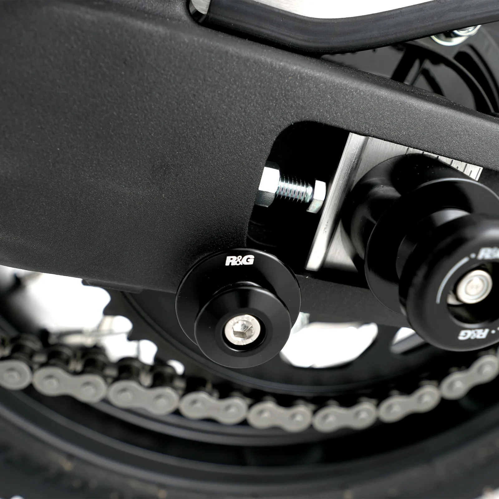R&G Комплект ролки/адаптори за задна стойка M6 за Yamaha YZF-R125 (2019+), MT-125 (2020+), Ducati Monster 937 (2021–2025) и др.