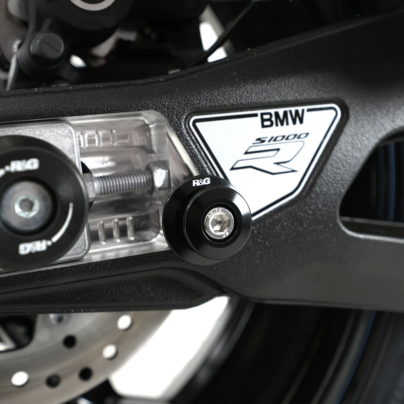 R&G Комплект ролки/адаптори за задна стойка M8 за Kawasaki Ninja 1000SX (2020–2024), BMW S 1000 R (2021+), Kawasaki Z900RS (2021+) и др.