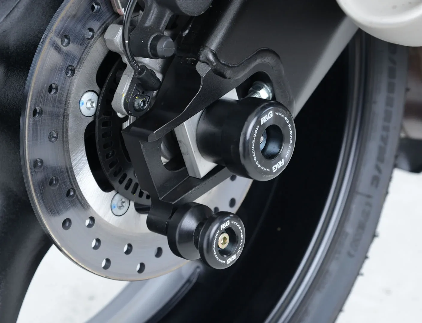 R&G Комплект ролки/адаптори за задна стойка за Aprilia Mana 850 (2008–2013), Yamaha YZF-R6 (2017–2020)