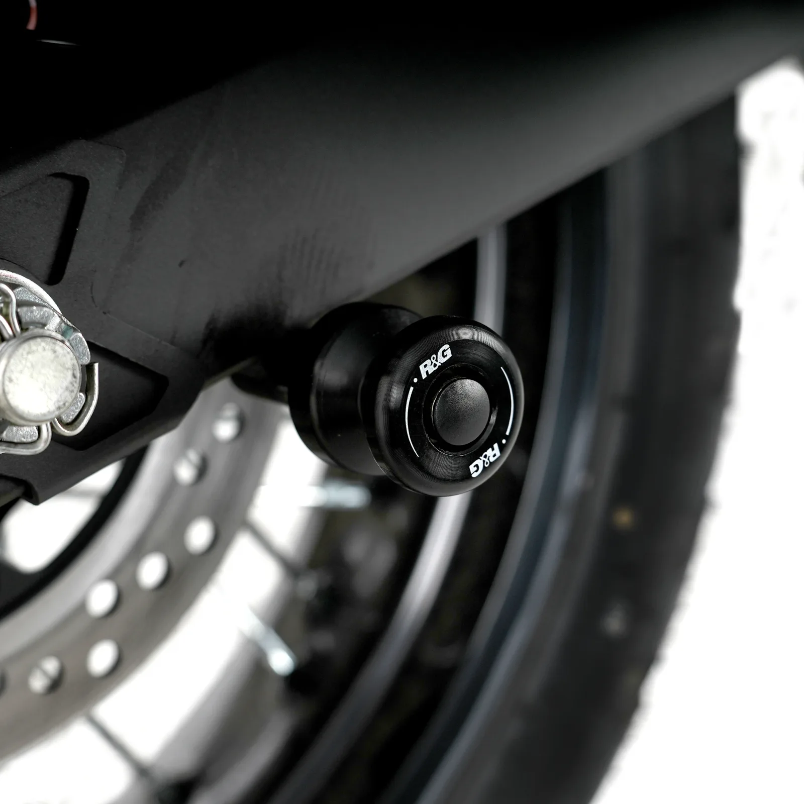 R&G Комплект ролки/адаптори за задна стойка за Ducati Multistrada 1200 Enduro (2016), Multistrada 950 (2017–2021) и др.