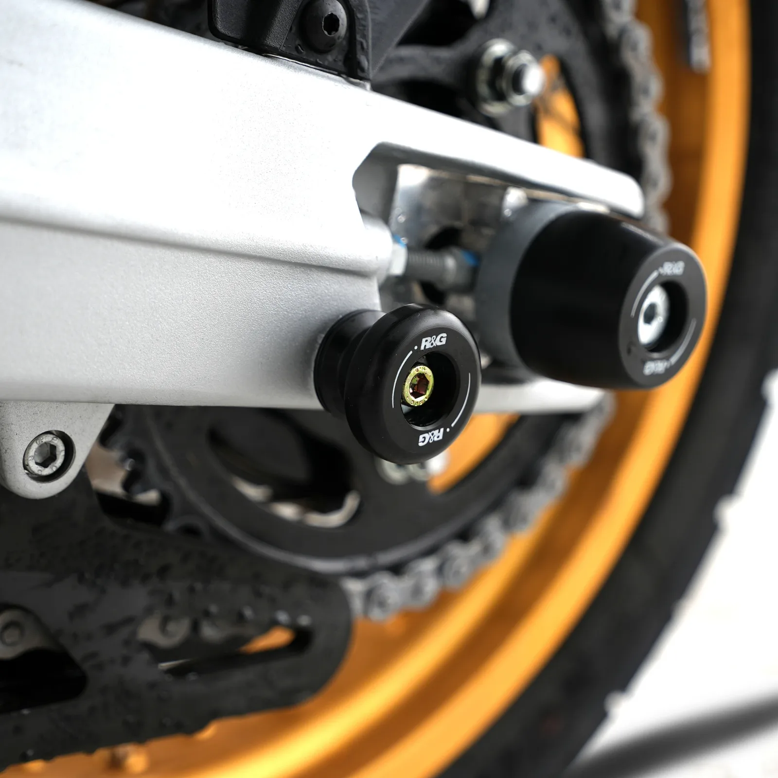 R&G Комплект ролки/адаптори за задна стойка за Ducati Panigale 899 (2013–2015), Panigale 959 (2016–2019), Yamaha YZF-R125 (2019–2021) и др.