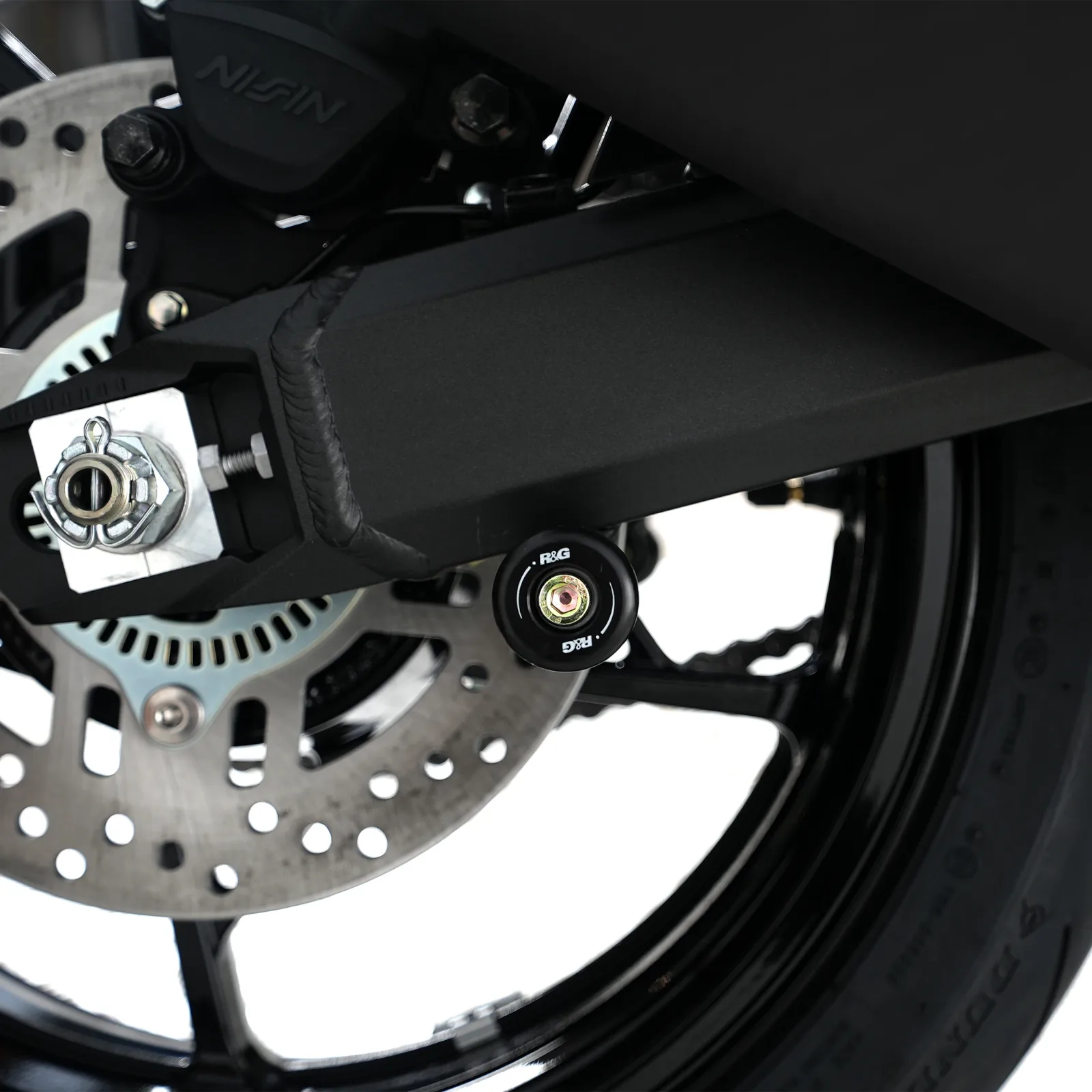 R&G Комплект ролки/адаптори за задна стойка за Kawasaki Z900 (2017+), Triumph Bonneville Bobber 1200 (2017–2020), Kawasaki Z900RS (2021+)