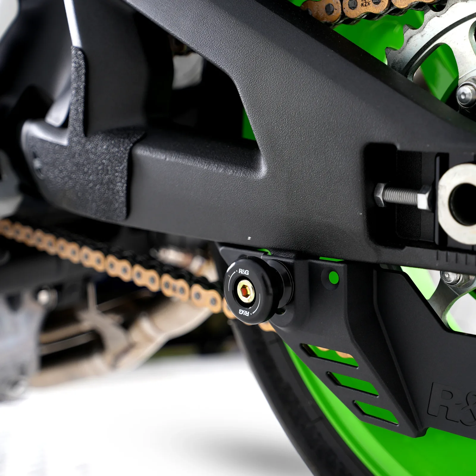 R&G Комплект ролки/адаптори за задна стойка за Kawasaki ZX-10R (2016+), Suzuki SV 650 (2016–2018), SV 650X (2018–2023) и др.