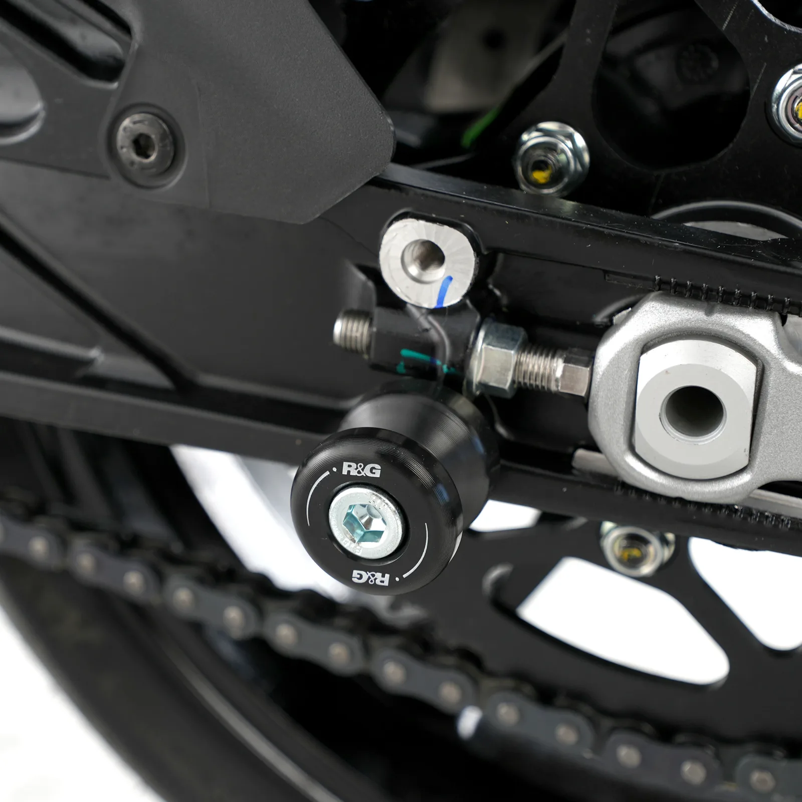 R&G Комплект ролки/адаптори за задна стойка за KTM 690 Duke (2012–2014), 690 Duke R (2013–2018), 1290 Super Adventure (2021–2024) и др.