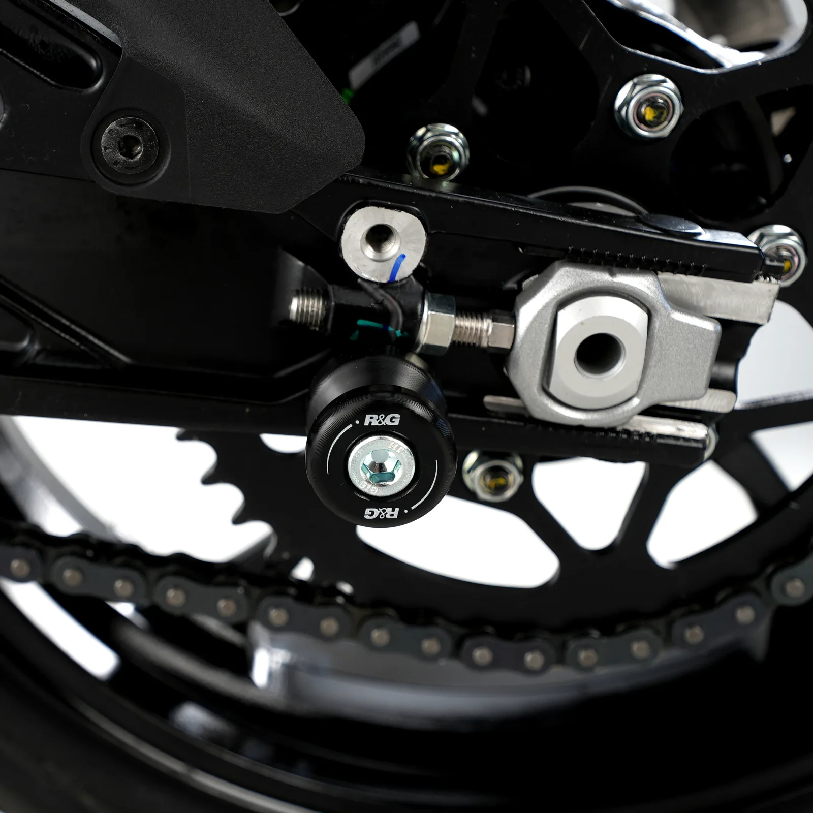 R&G Комплект ролки/адаптори за задна стойка за KTM 690 Duke (2012–2014), 690 Duke R (2013–2018), 1290 Super Adventure (2021–2024) и др.
