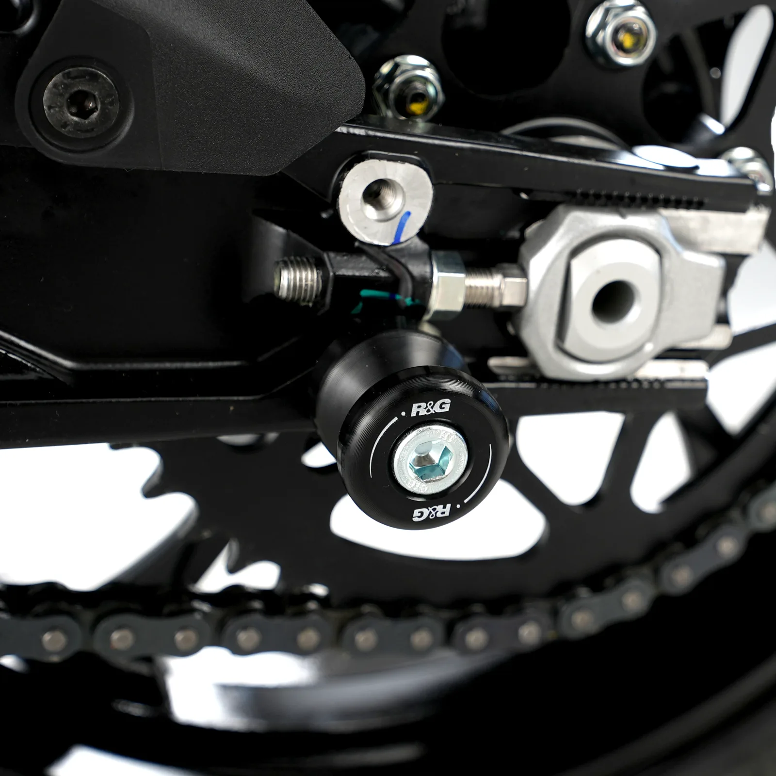 R&G Комплект ролки/адаптори за задна стойка за KTM 690 Duke (2012–2014), 690 Duke R (2013–2018), 1290 Super Adventure (2021–2024) и др.