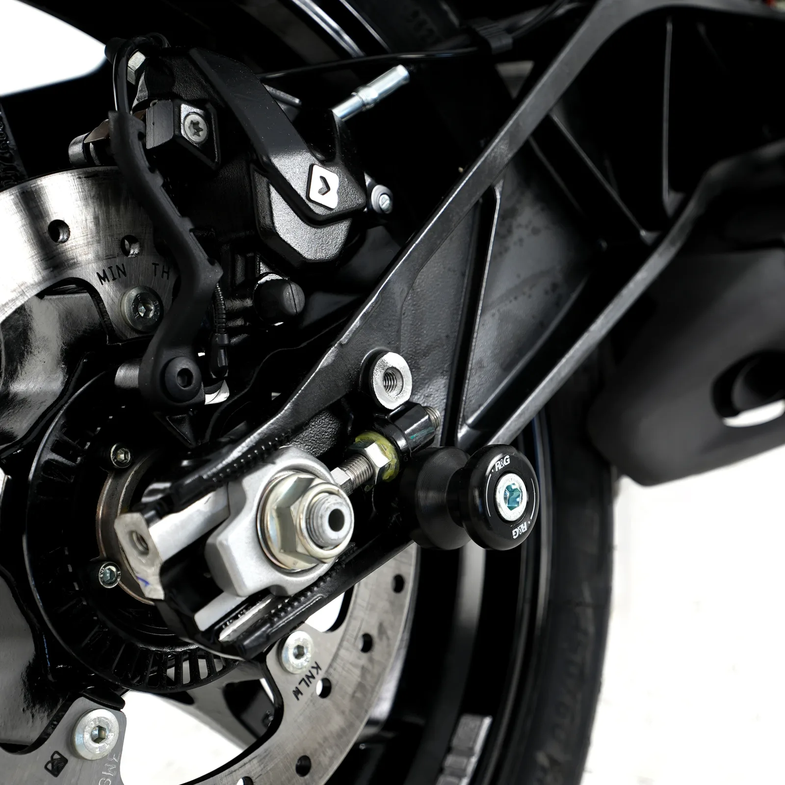 R&G Комплект ролки/адаптори за задна стойка за KTM 690 Duke (2012–2014), 690 Duke R (2013–2018), 1290 Super Adventure (2021–2024) и др.