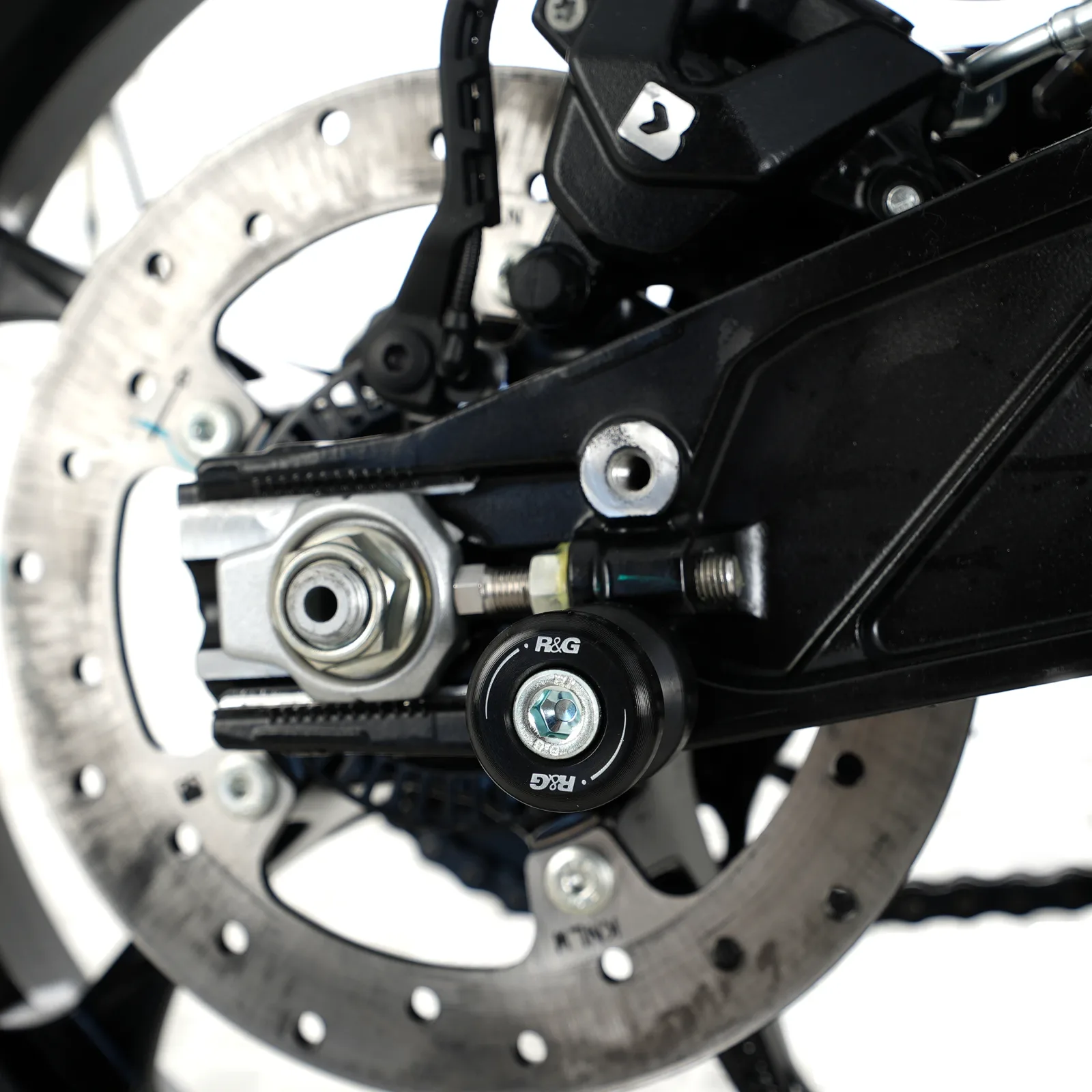 R&G Комплект ролки/адаптори за задна стойка за KTM 690 Duke (2012–2014), 690 Duke R (2013–2018), 1290 Super Adventure (2021–2024) и др.