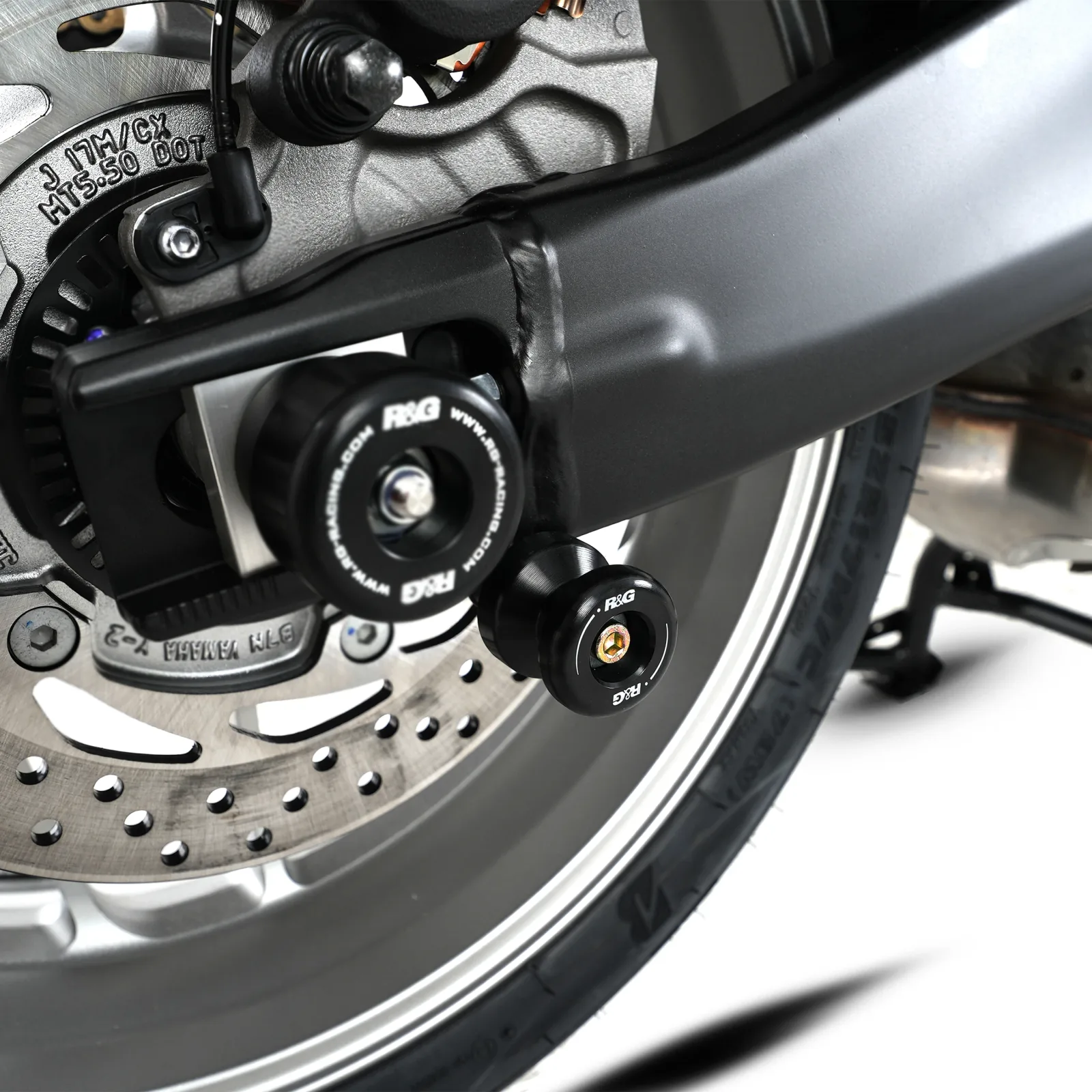 R&G Комплект ролки/адаптори за задна стойка за Triumph Daytona 675 (2006–2012), Yamaha FZ1 Fazer (2006–2016), FZ1, MT-01 и др.