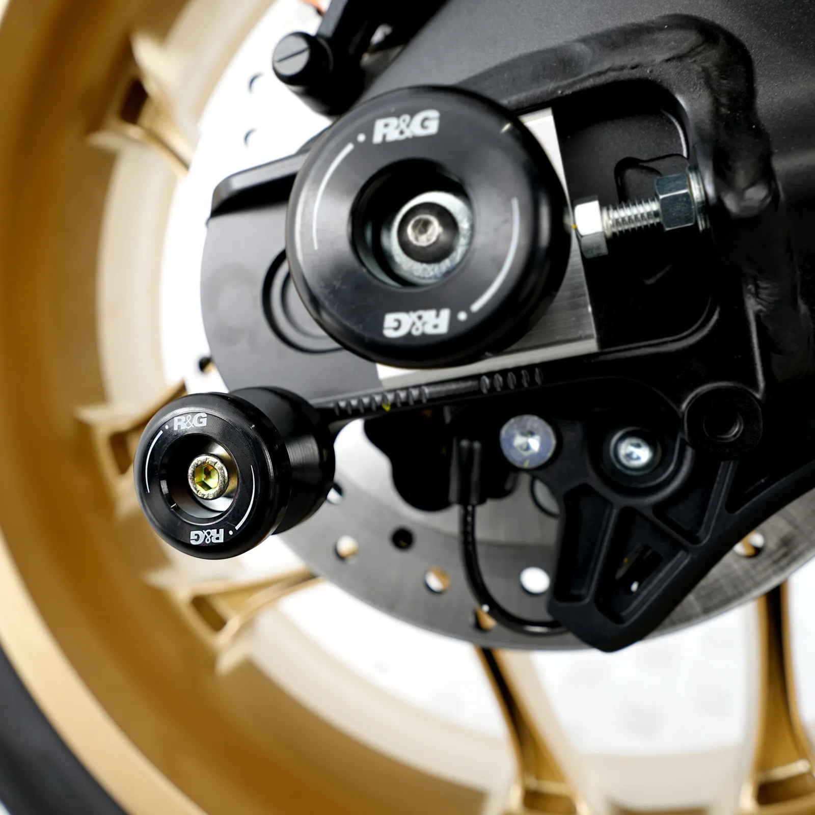 R&G Комплект ролки/адаптори за задна стойка за Triumph Daytona 675 (2006–2012), Yamaha FZ1 Fazer (2006–2016), FZ1, MT-01 и др.