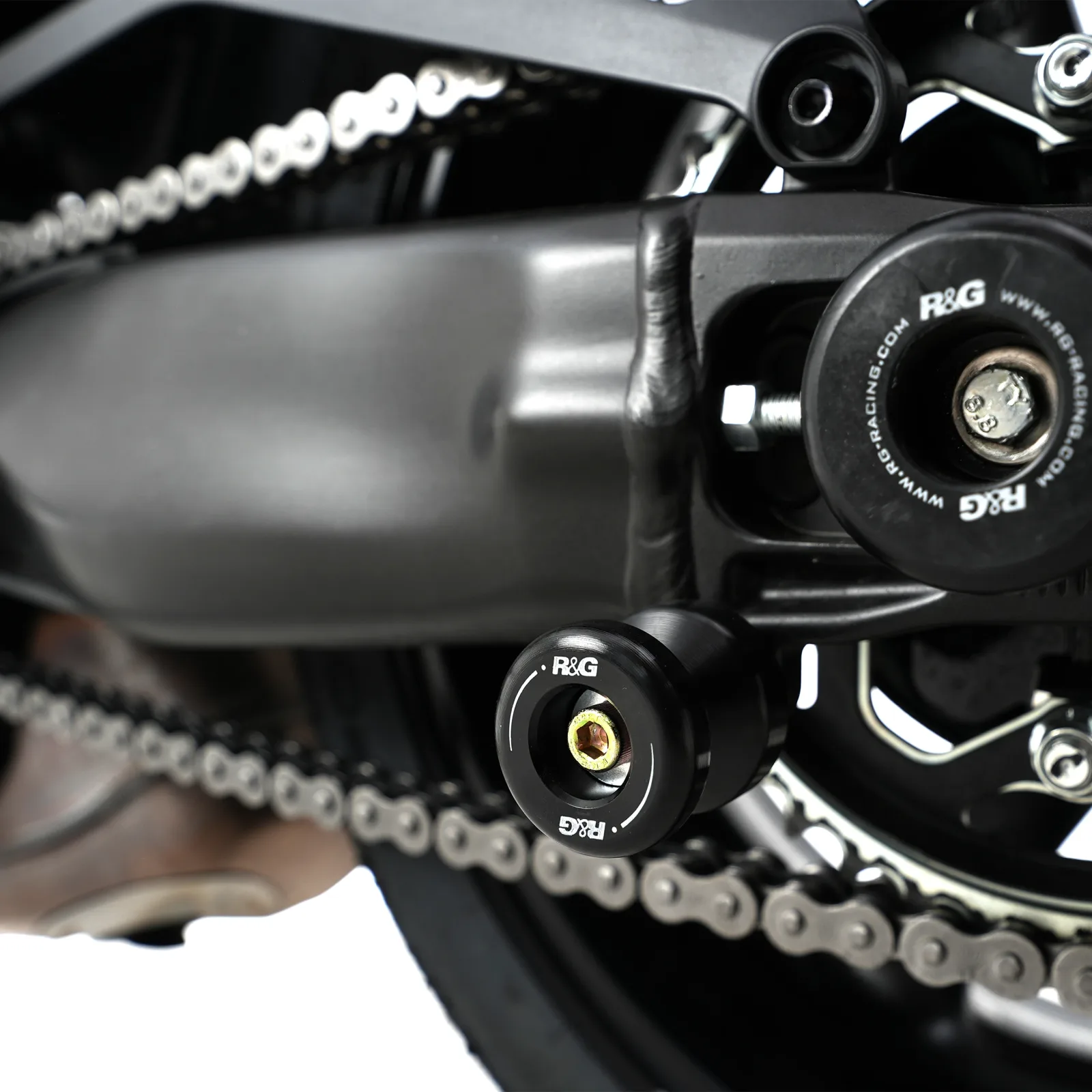 R&G Комплект ролки/адаптори за задна стойка за Triumph Daytona 675 (2006–2012), Yamaha FZ1 Fazer (2006–2016), FZ1, MT-01 и др.
