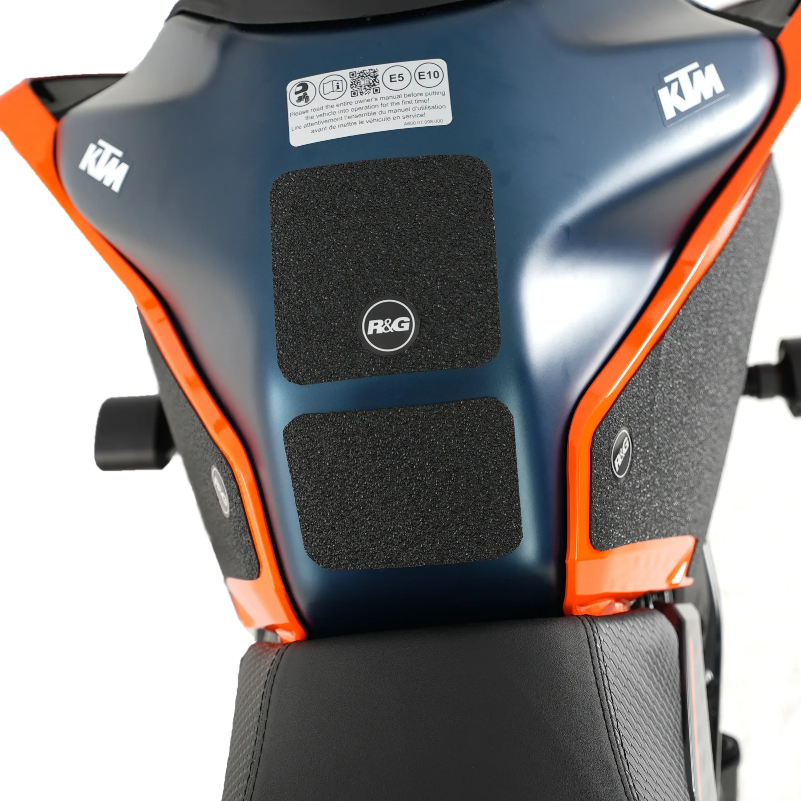 R&G Модулен танк пад за KTM 125 Duke (2024+), 250 Duke (2024+), 390 Duke (2024+), Triumph Thruxton 400 (2026+) и др.